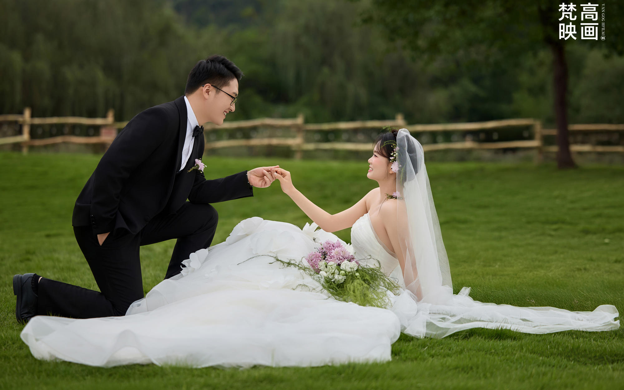 幸福感爆棚🥰草坪婚纱照超甜