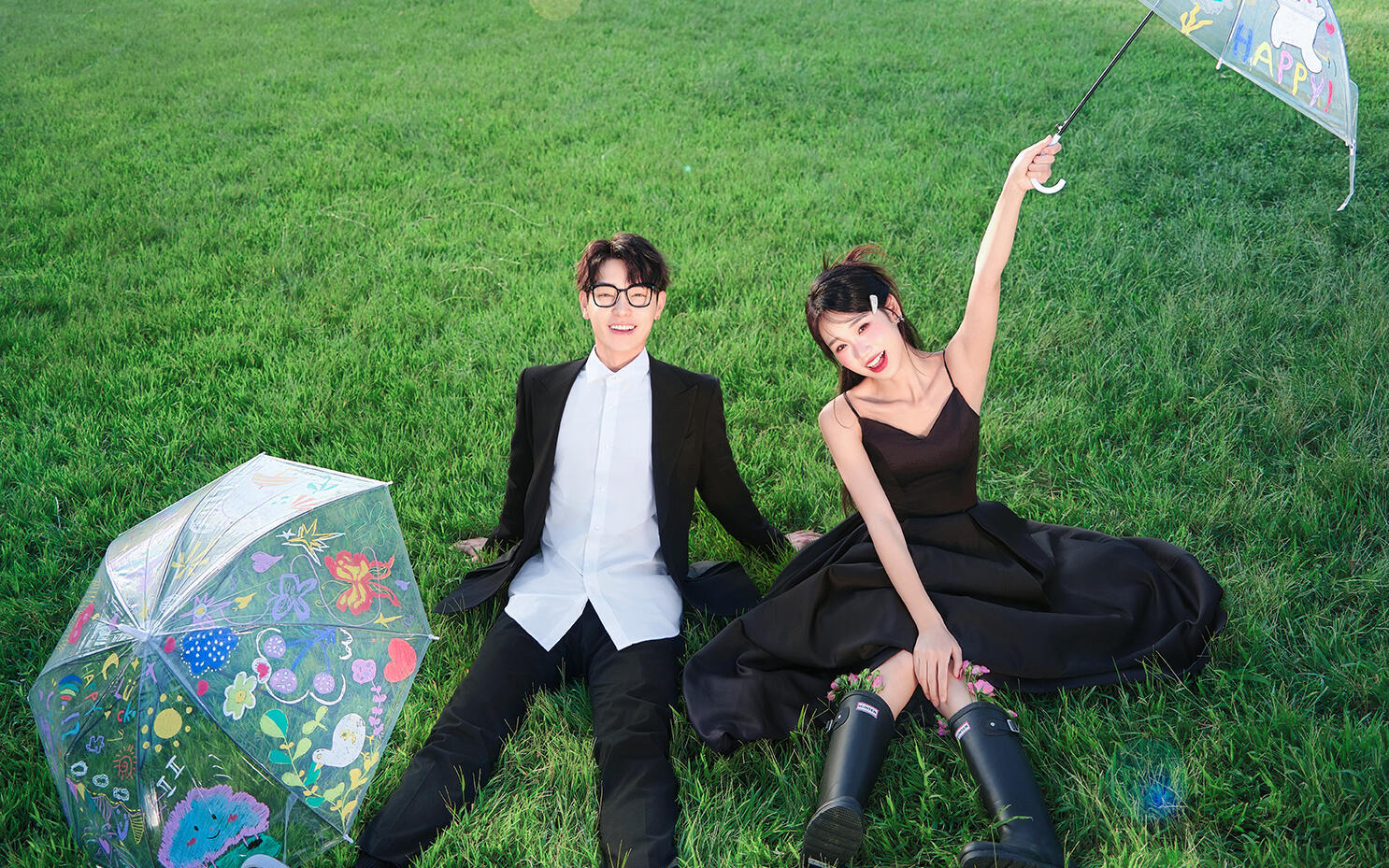 小众特别的黑纱草坪婚纱照