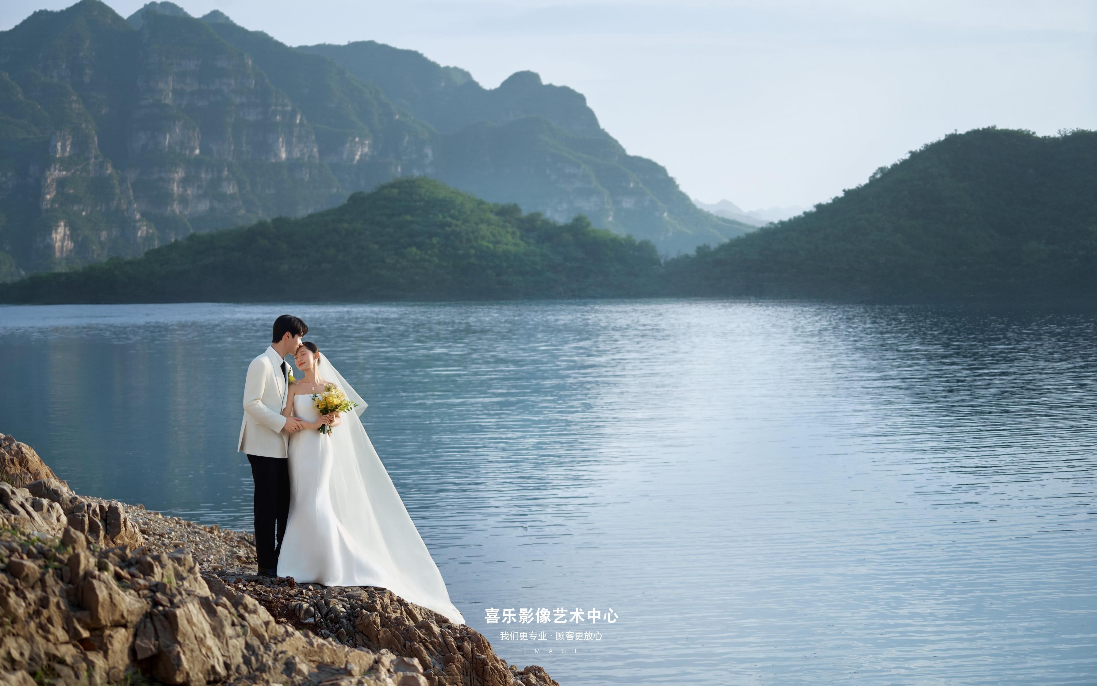 山水湖畔的唯美定格，極簡婚紗照太絕了