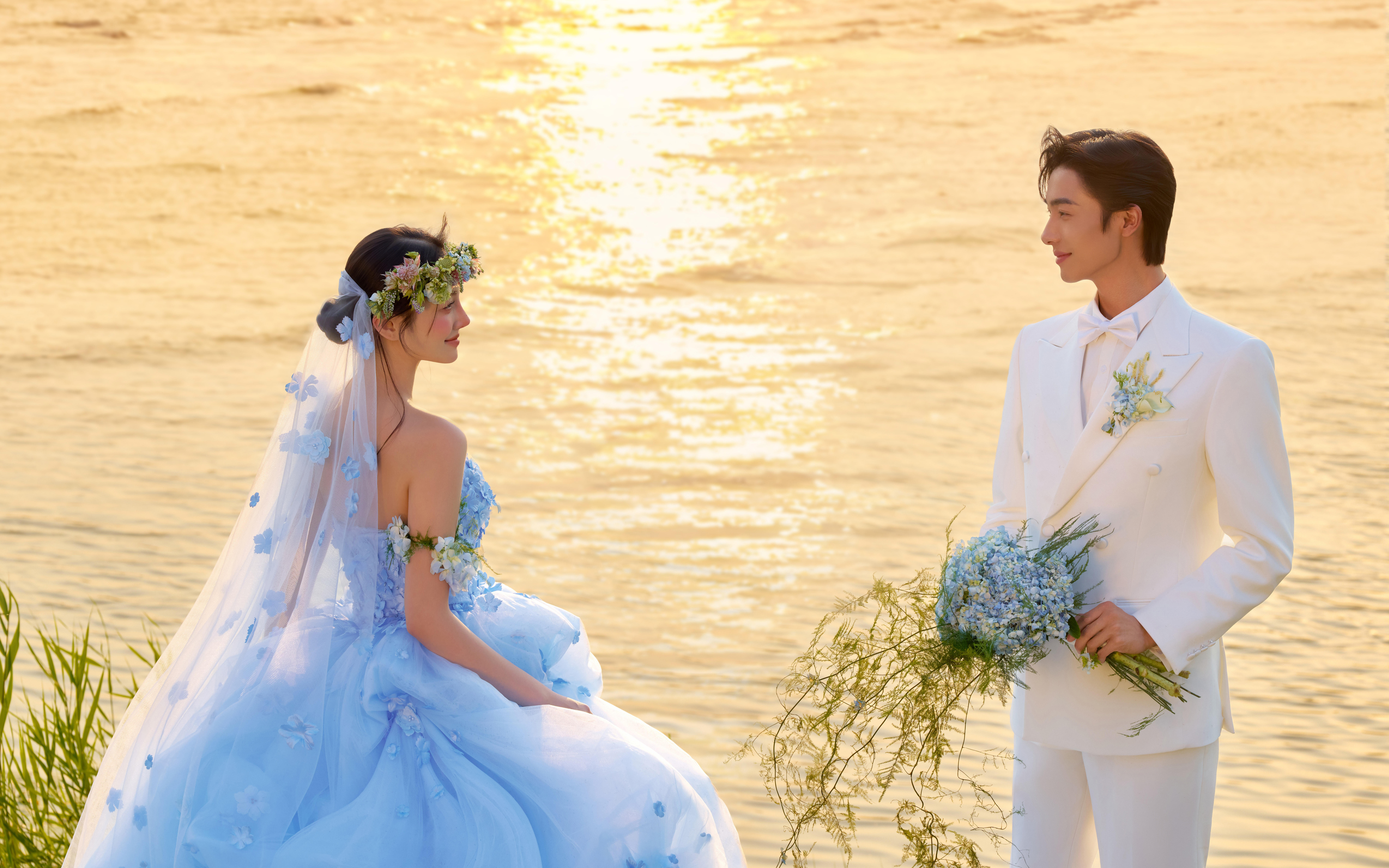 【江边婚纱照】江水粼粼，蓝纱似梦，满是阳光与浪漫