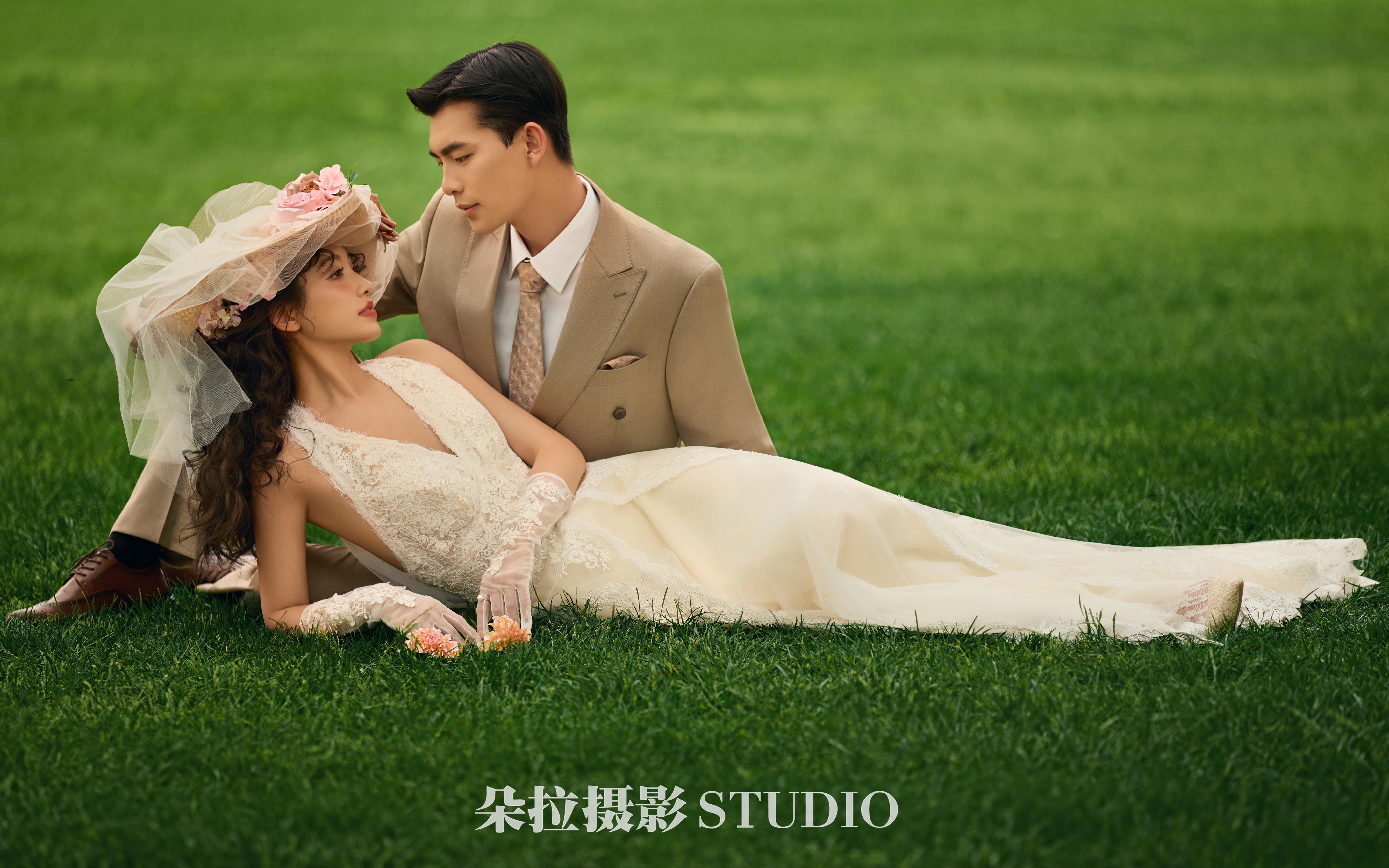 超愛(ài)的法式復(fù)古風(fēng)??余愛(ài)蕾絲草坪婚紗照