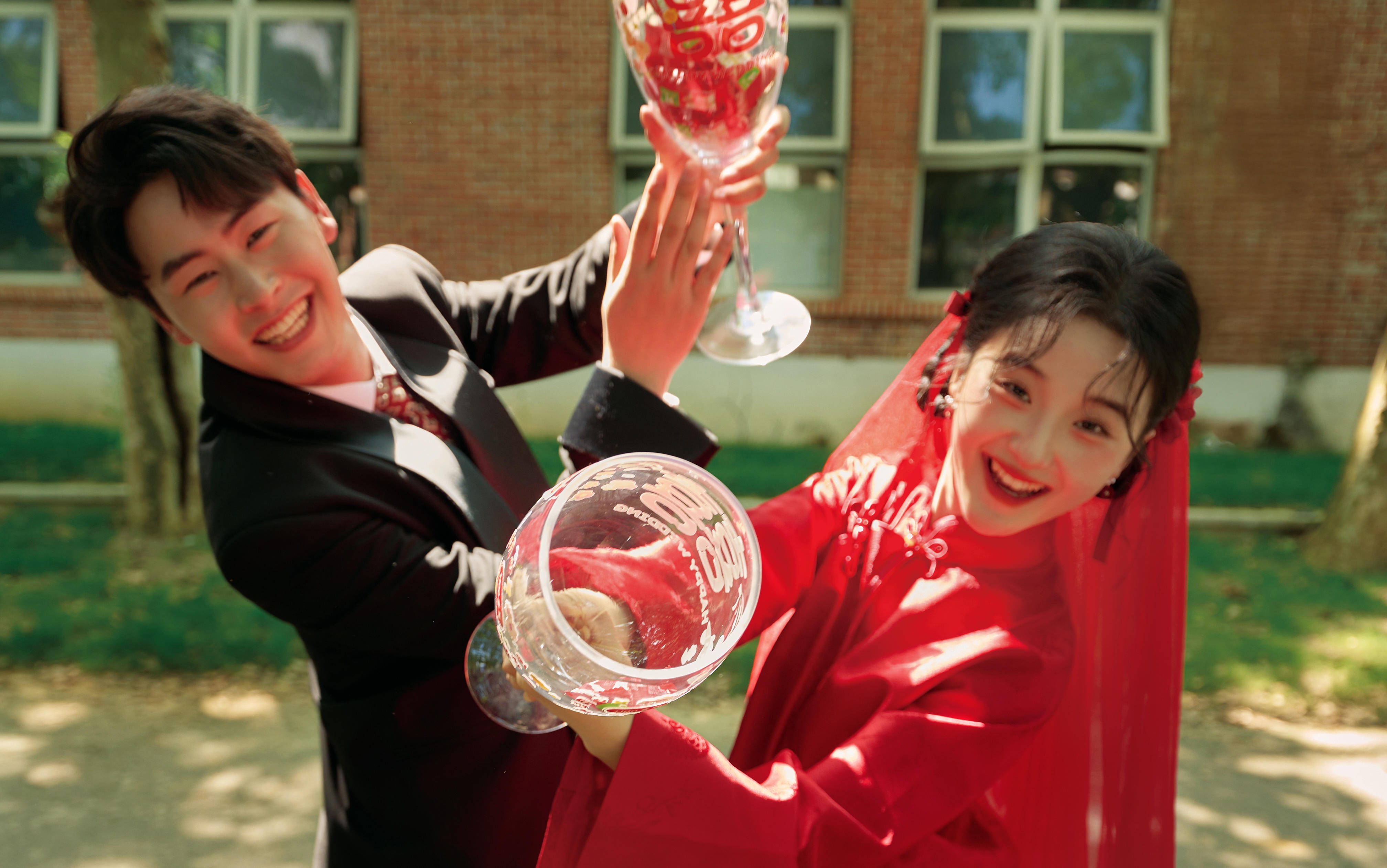 《喜事萌动》新中式喜嫁风街拍婚纱照