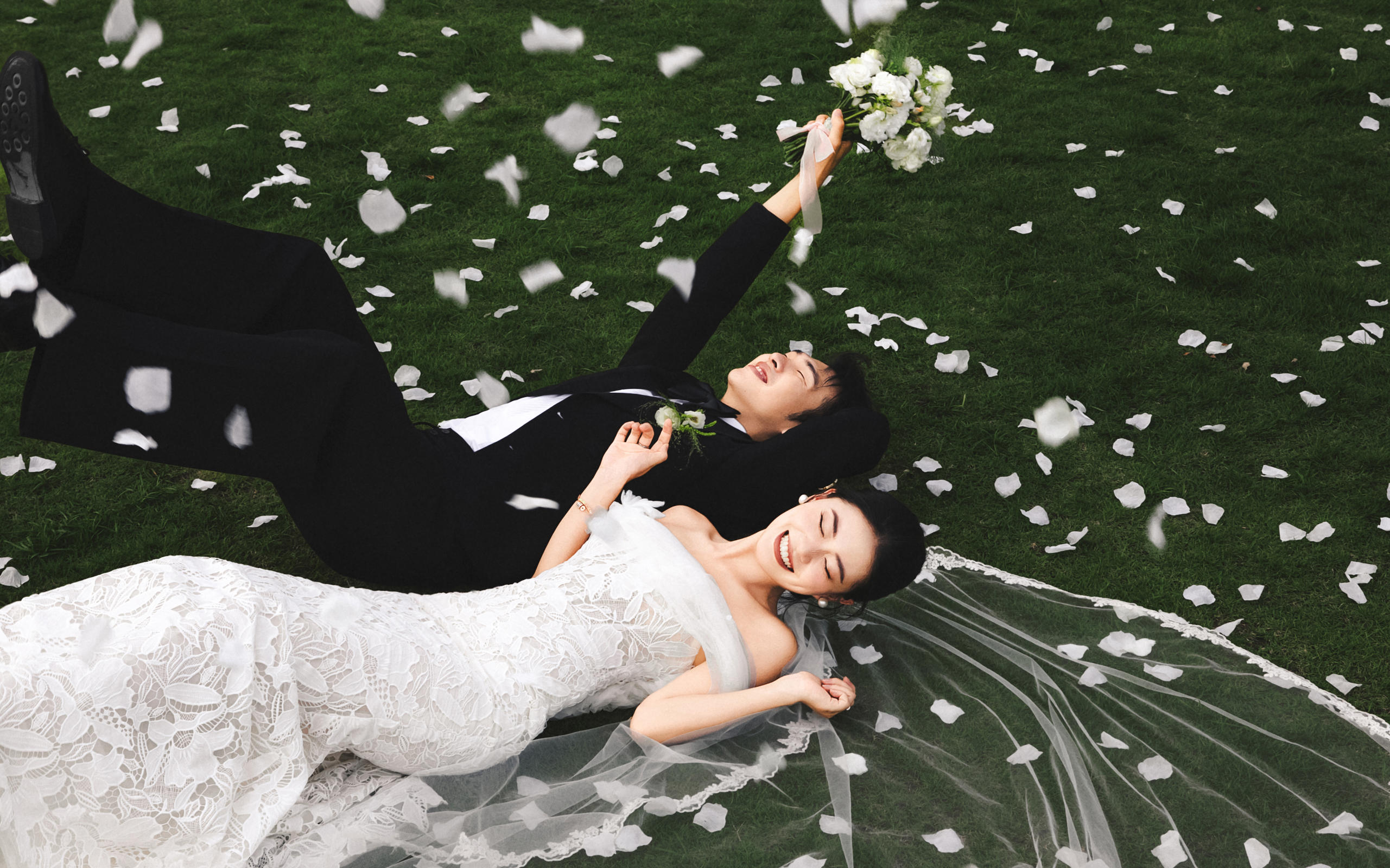 【梵希视觉】草坪鱼尾婚纱照┃自带电影感滤镜