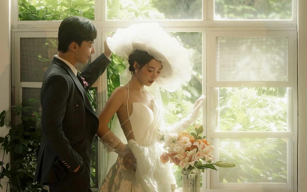 复古浪漫风婚纱照，优雅宽边礼帽与古典建筑完美融合