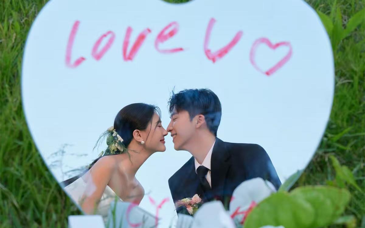 松弛感草坪婚纱照来啦