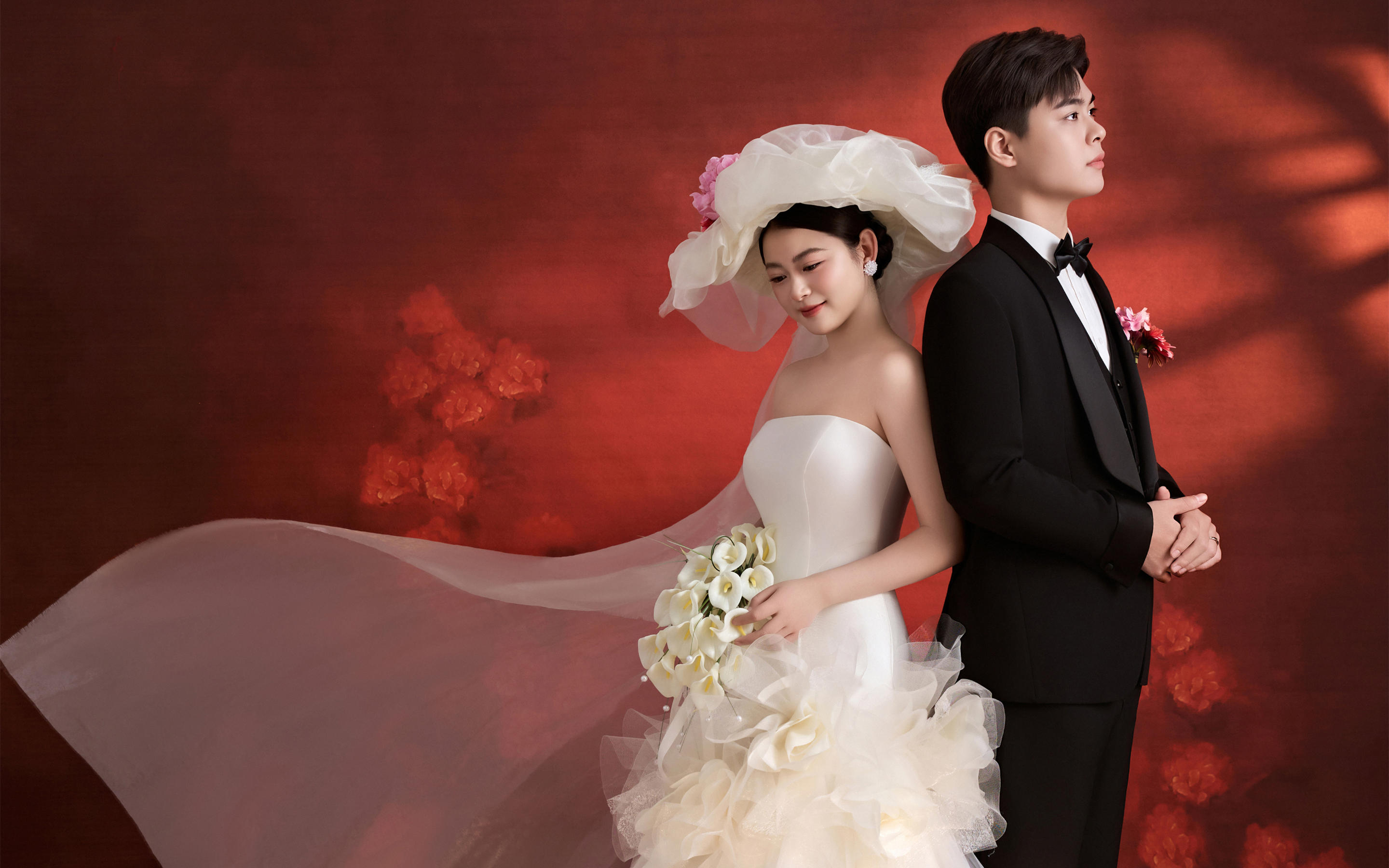 红幕漾甜酷，黑纱裹柔意，帧帧皆为绯色轻甜嫁