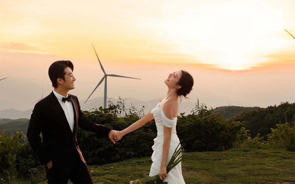 爱在日落黄昏时，山顶夕阳婚纱照