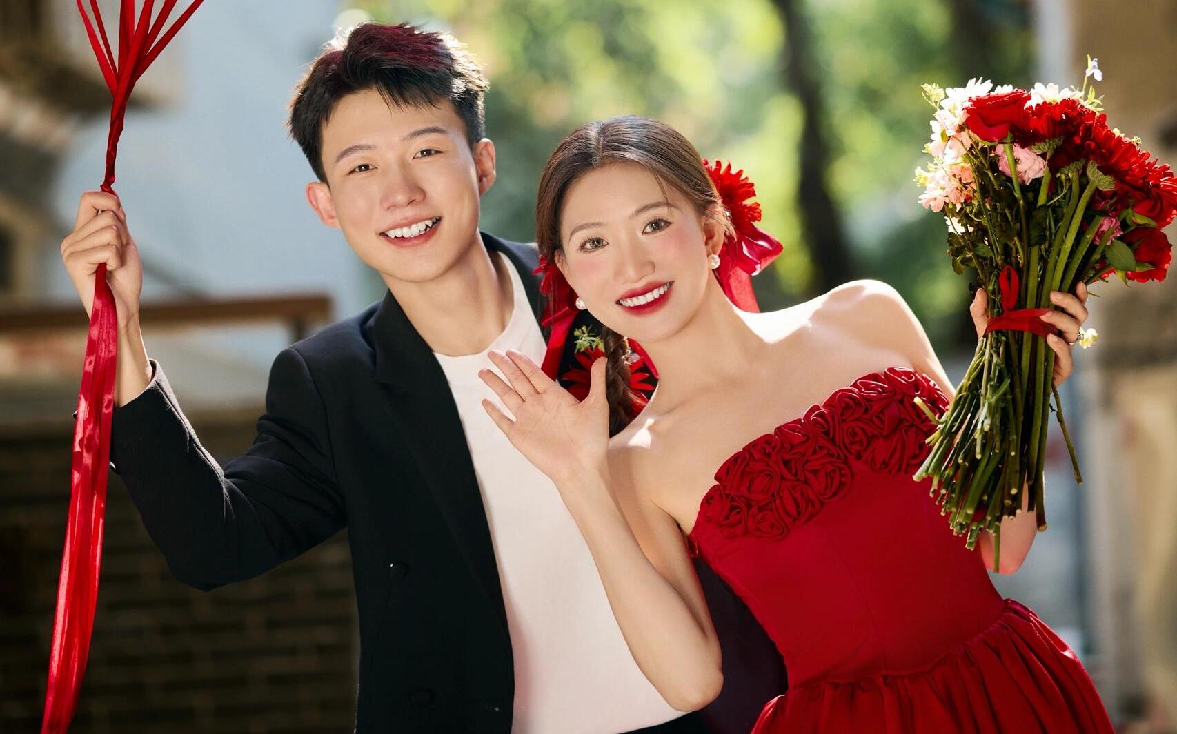 街头红裙婚照｜把热烈爱意和烟火气焊在一