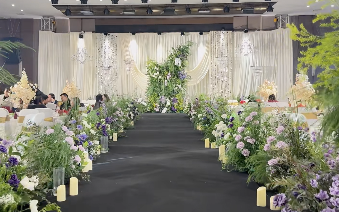 白綠紫的配色也太高級(jí)了吧，像走進(jìn)了莫奈的油畫(huà)里