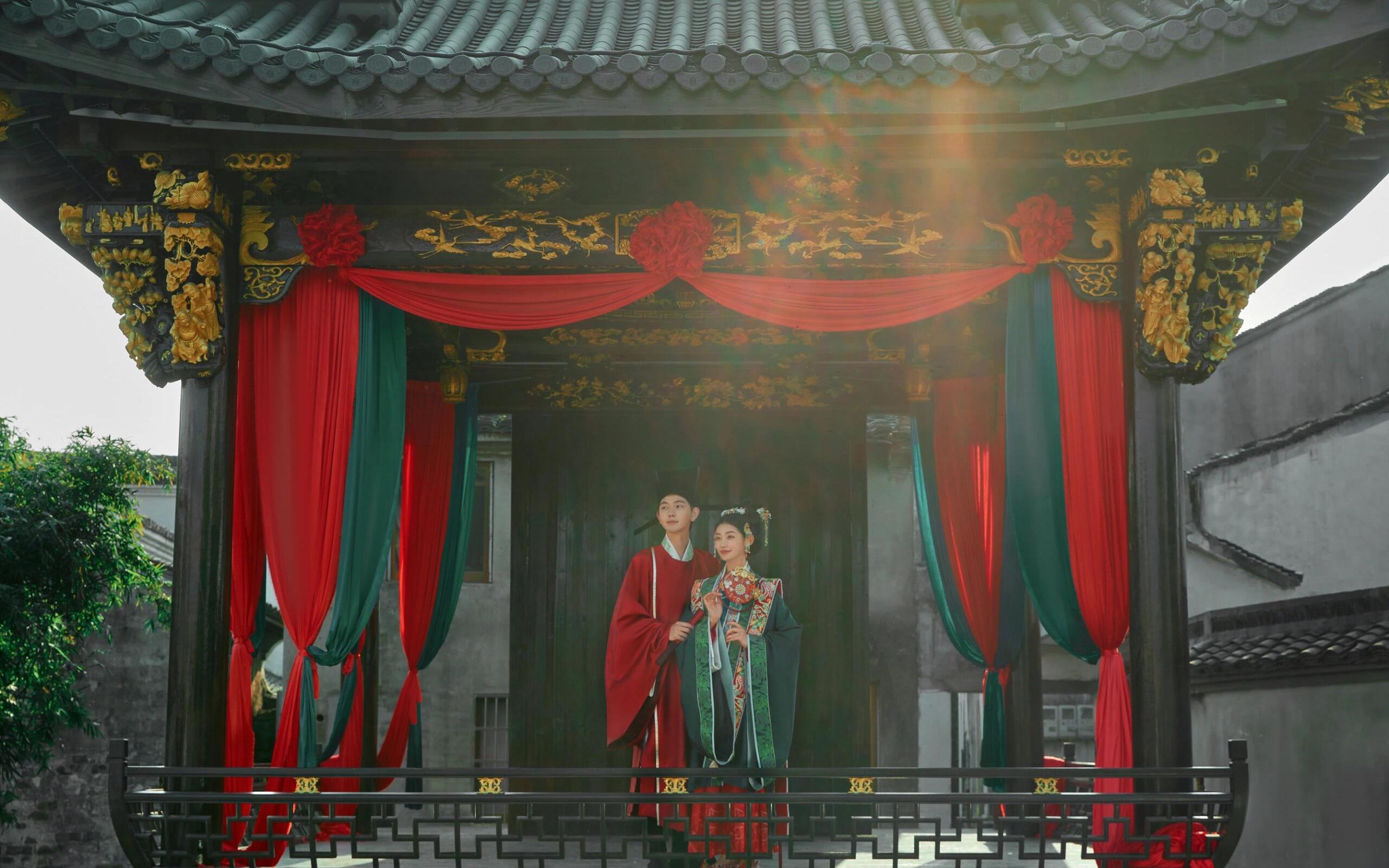 輕舟泛上，碧波蕩漾
