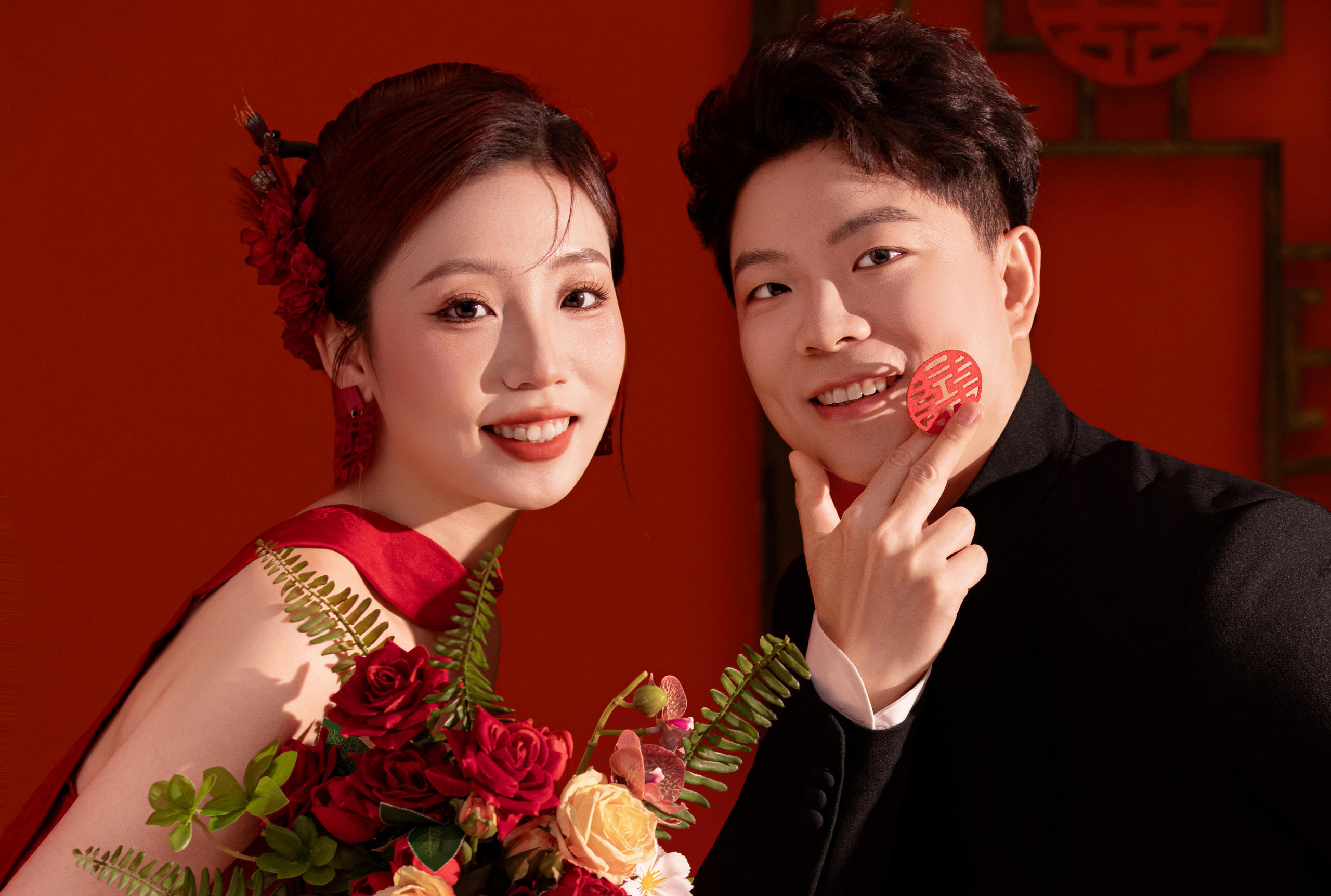 這一抹紅硬控??新中式婚紗照美得太權(quán)威了