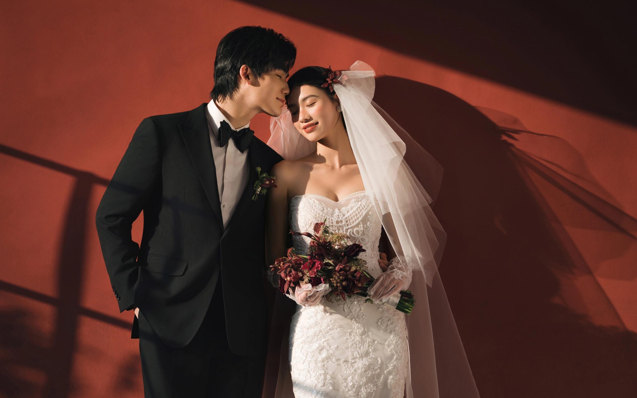 我要夸一万遍！复古红底婚纱照实在太美了