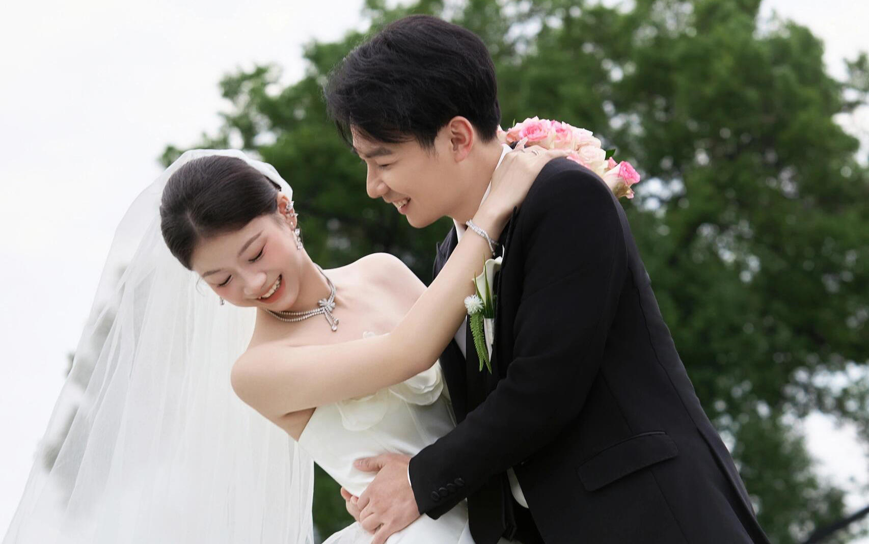 「客片鉴赏」99%的女孩都喜欢的森系草坪婚纱照！