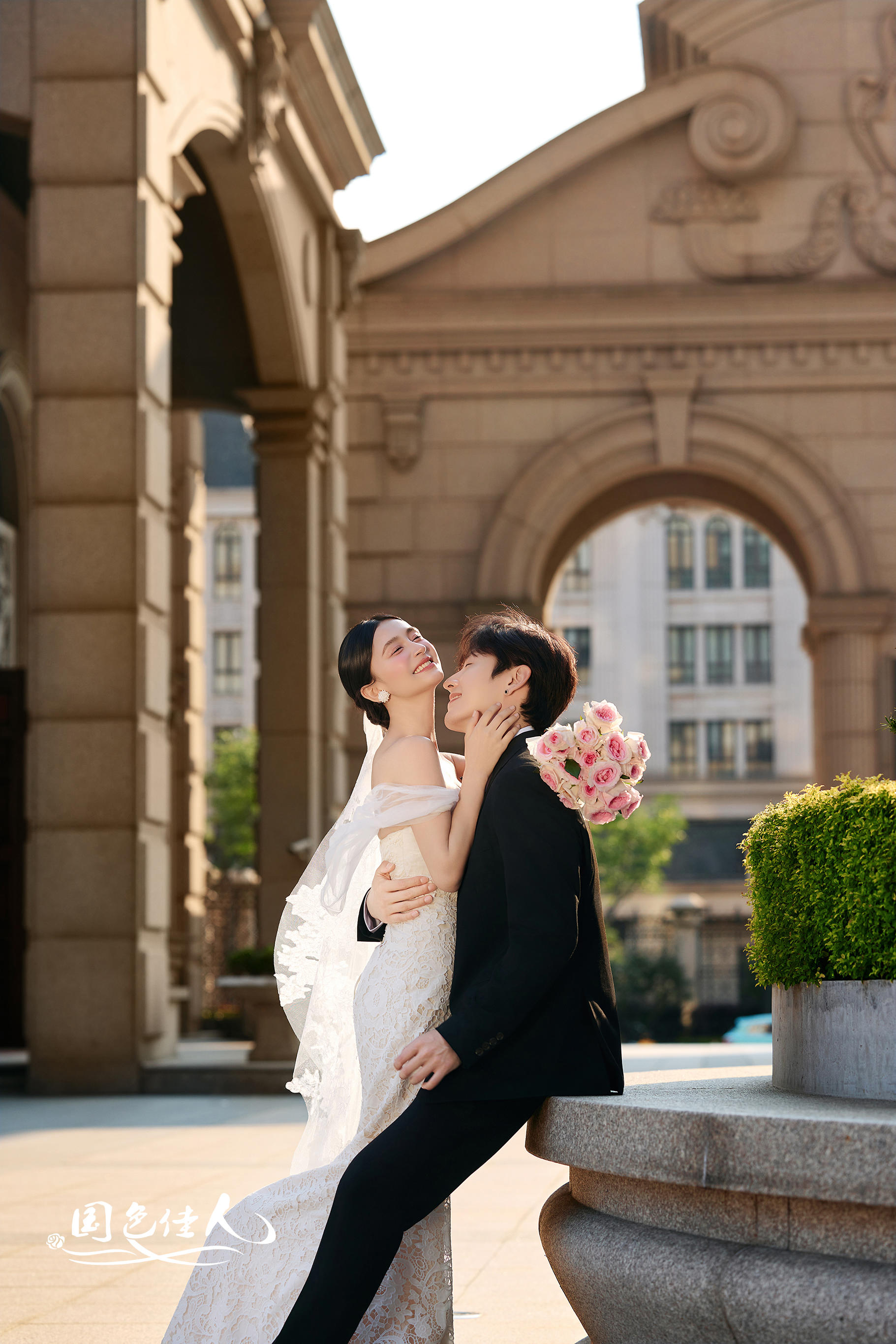 ☑这组韩式街拍婚纱照真的太有feel了！