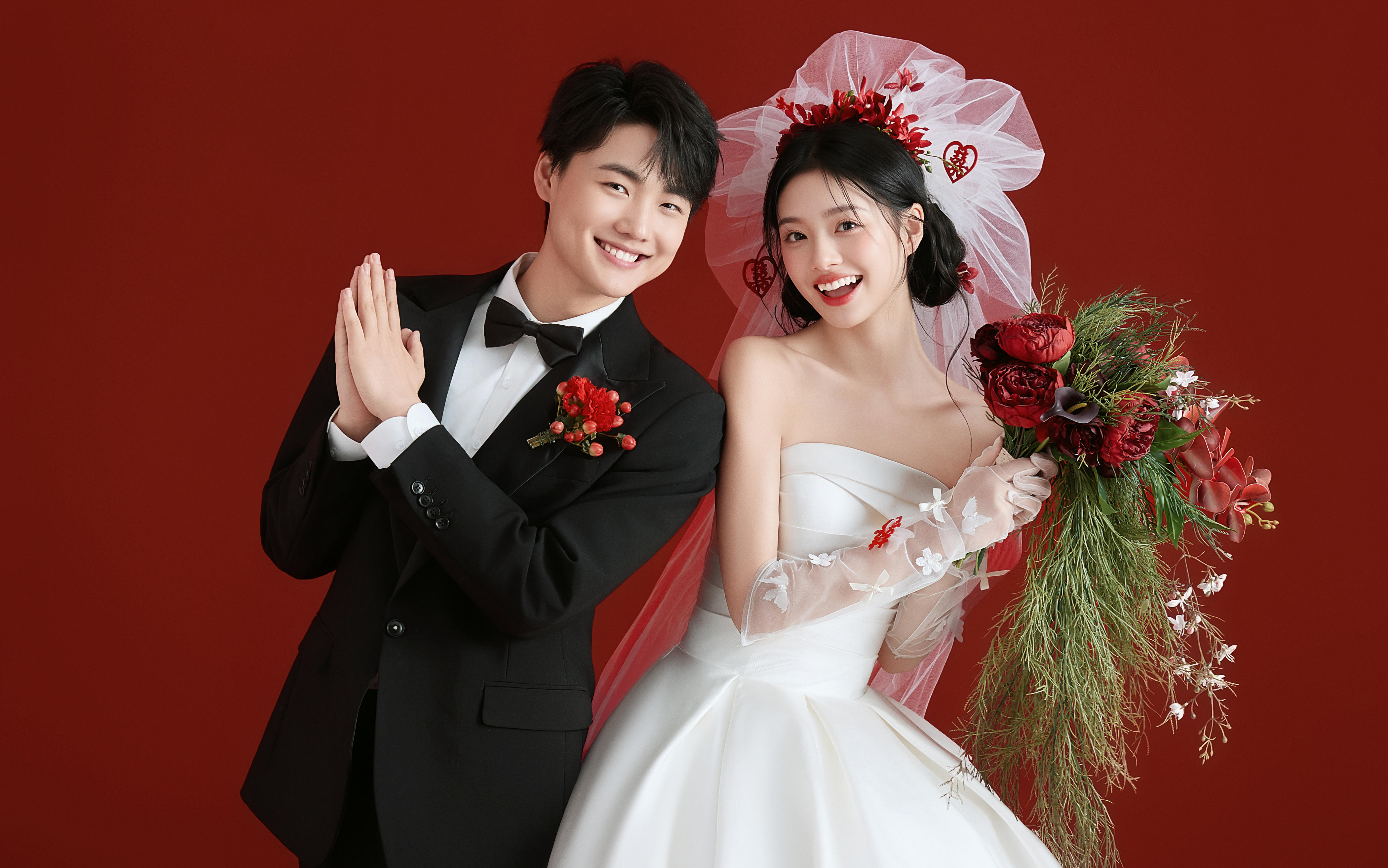 红底婚纱照，简约之中透着浓浓的喜庆感