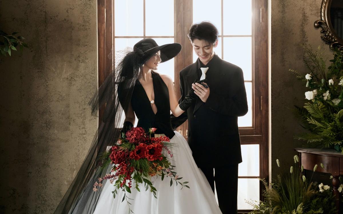 超爱的法式甜酷风婚纱照🖤黑色帽纱氛围绝了