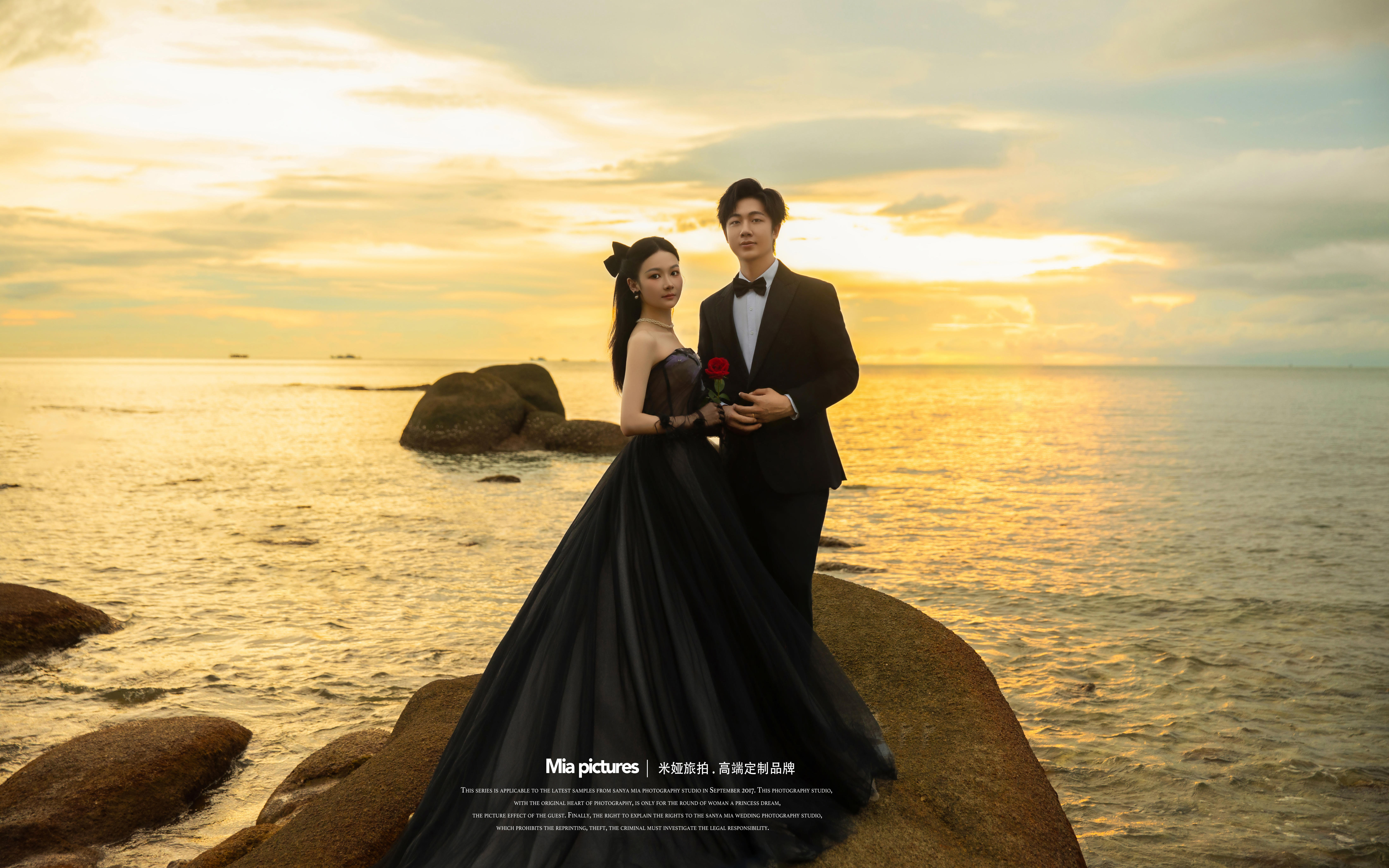 海風(fēng)親吻潮汐 戀人深情擁吻為愛獻誠