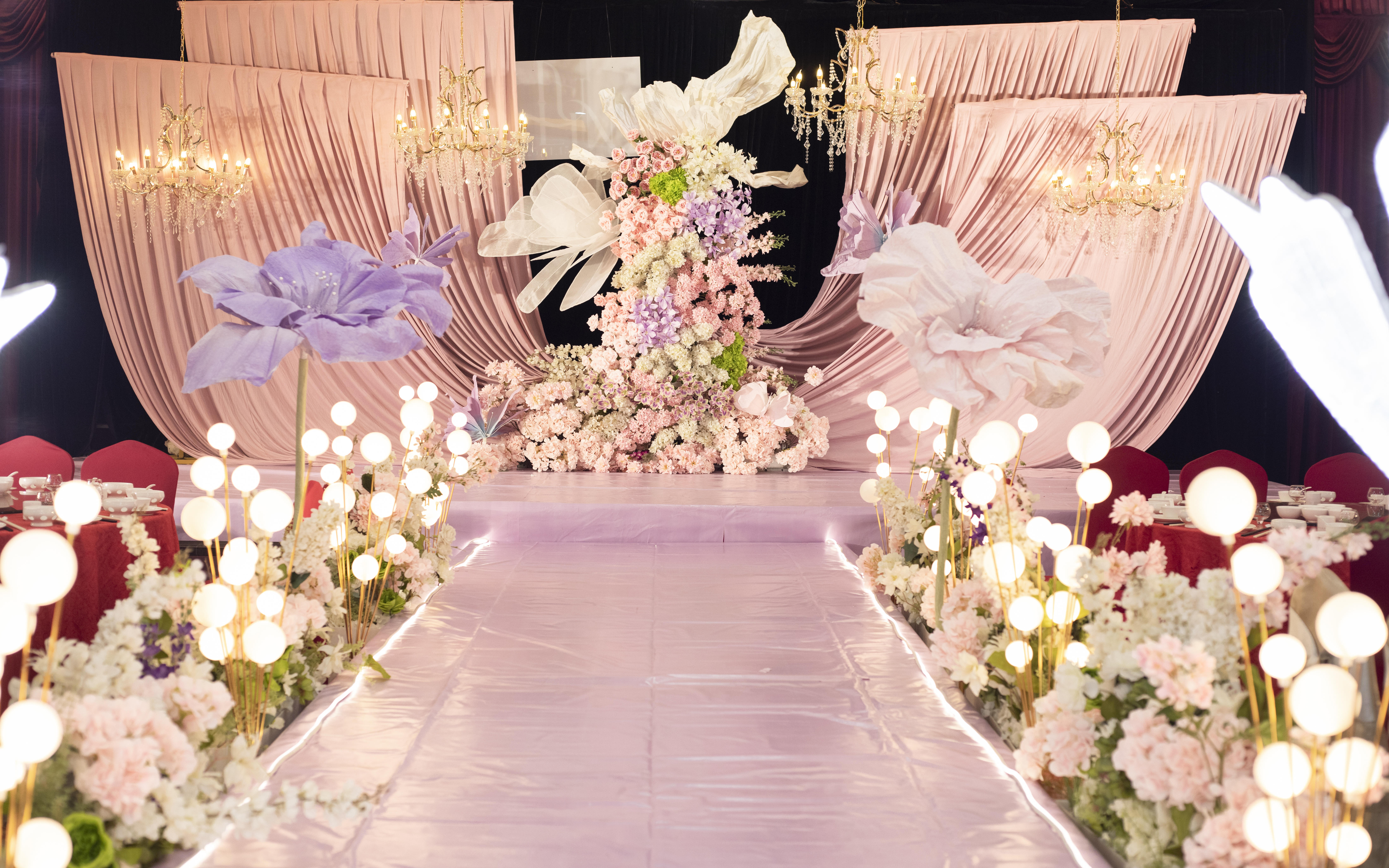 粉色布幔營(yíng)造韓式婚禮氛圍