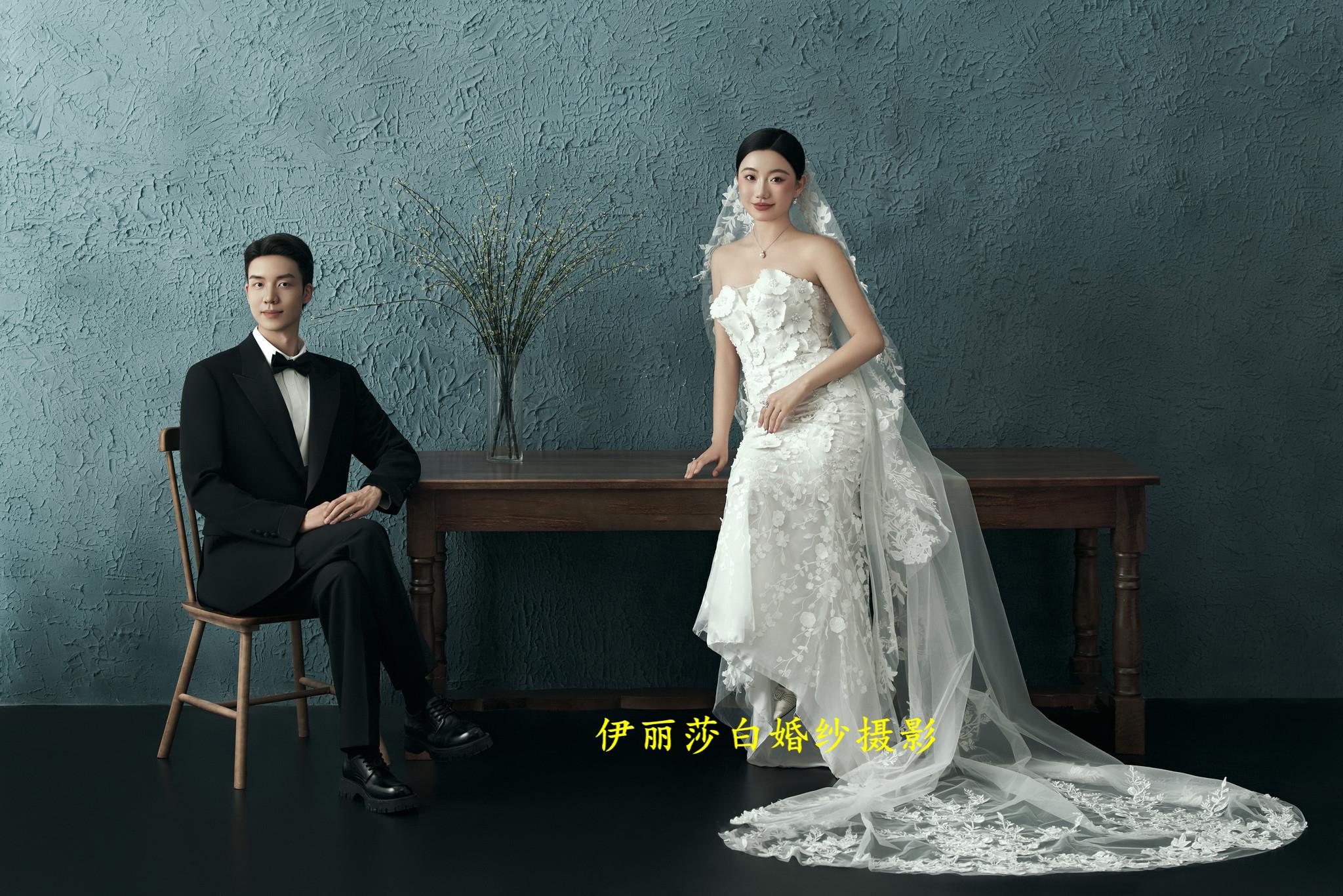 拍婚纱照3888套餐有跟妆+秀和+礼服 4699