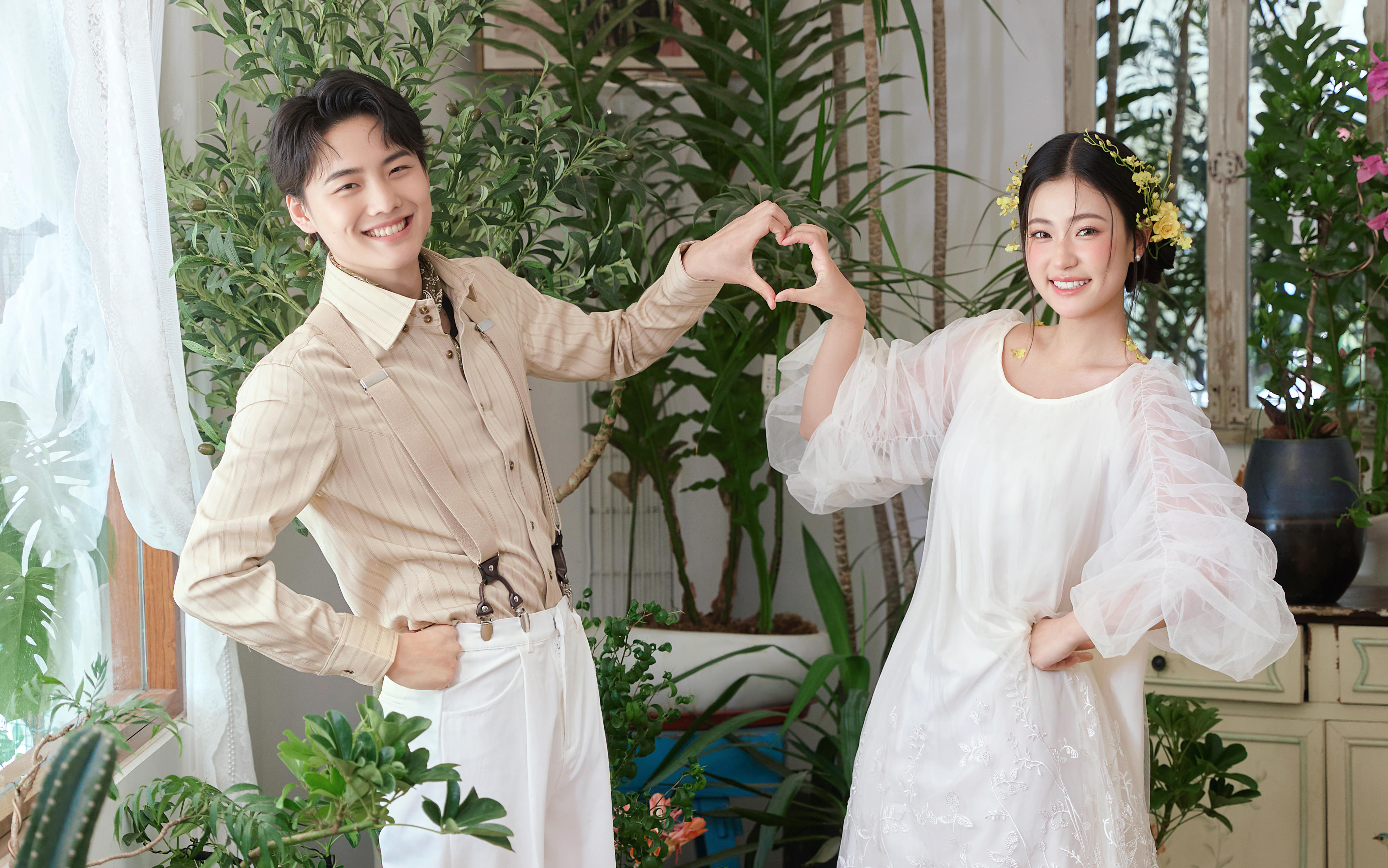 今天當(dāng)甜妹??充滿(mǎn)生命力的花房婚紗照