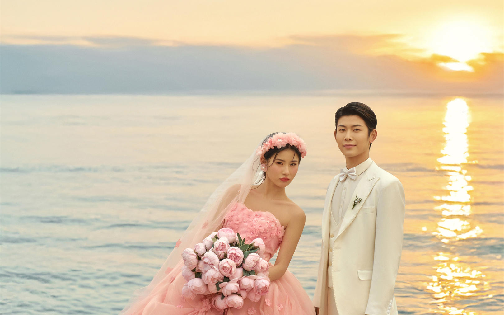 清新甜美風(fēng)夕陽沙灘婚紗照