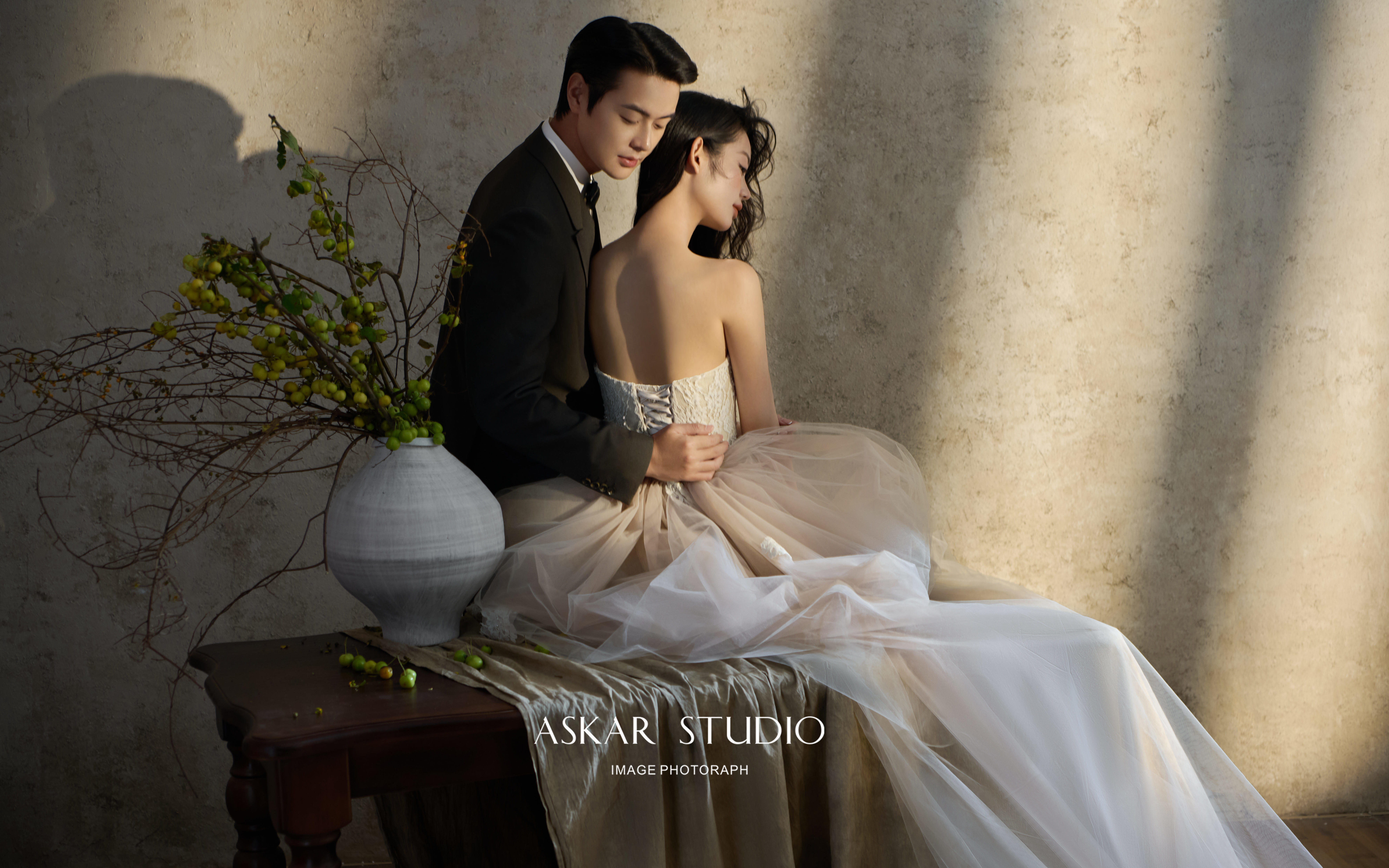 愛是光里的形狀｜極簡內(nèi)景婚紗照的儀式感