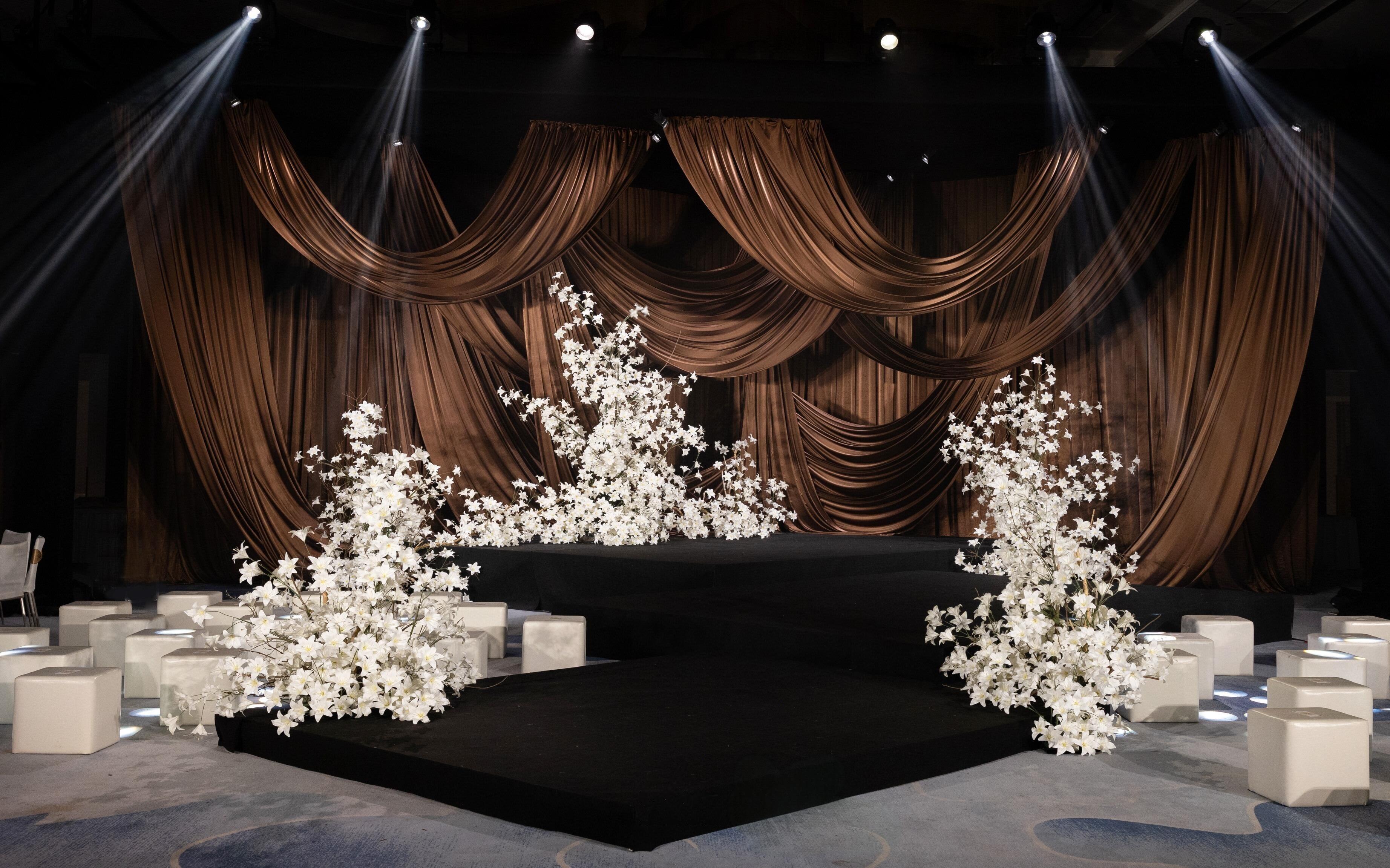 《焦糖與白》垂幔的溫柔質感與白色花藝自帶復古濾鏡