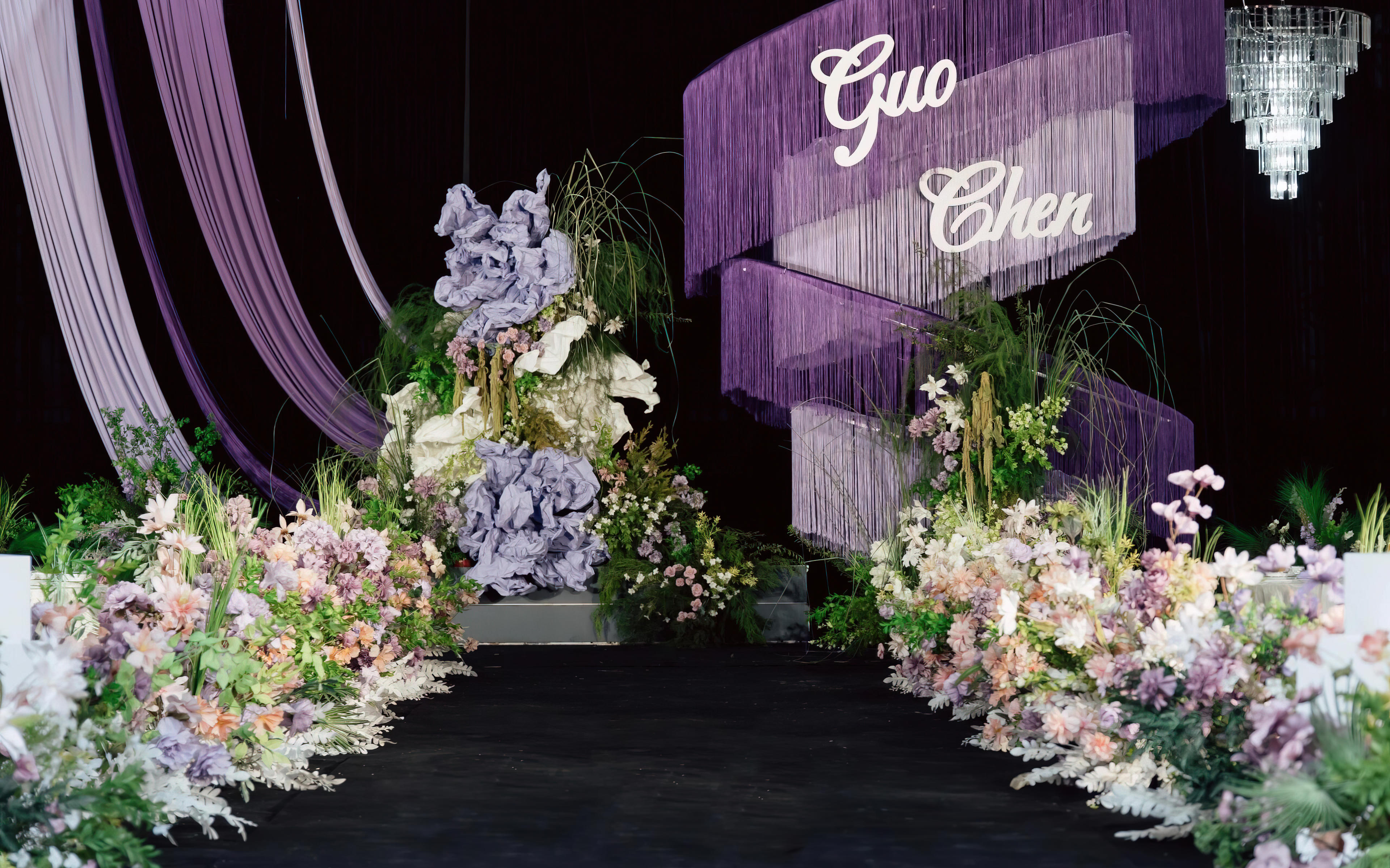 柔雅紫调线帘，轻盈垂落