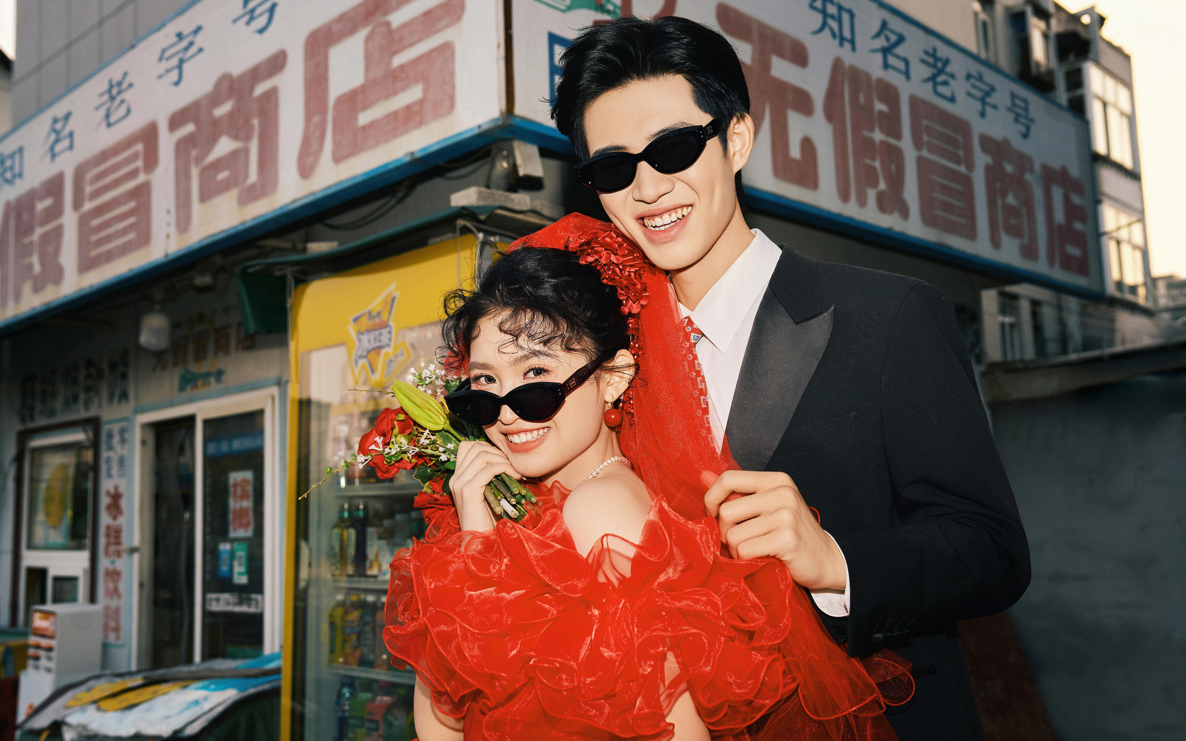 復(fù)古街拍婚紗照??是電影里走出來的時尚夫妻