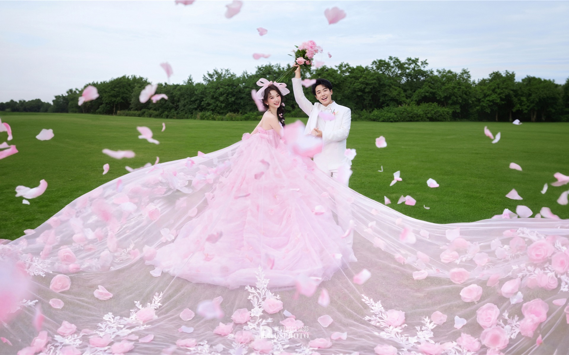 🎀掉进粉色童话里！这组草坪婚纱照甜度超标啦💕