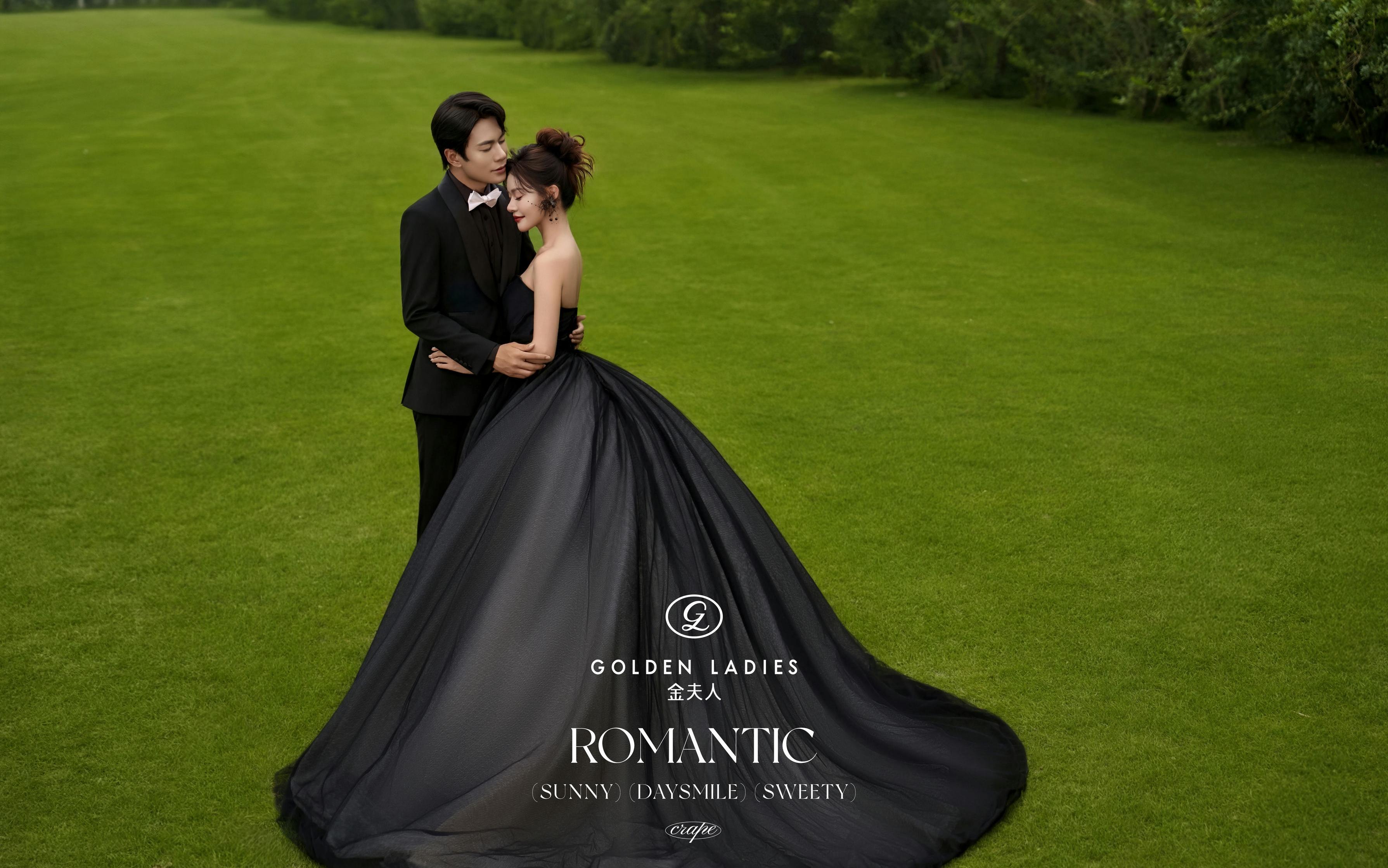 美到犯規(guī)??2025必拍的黑紗森系草坪婚紗照
