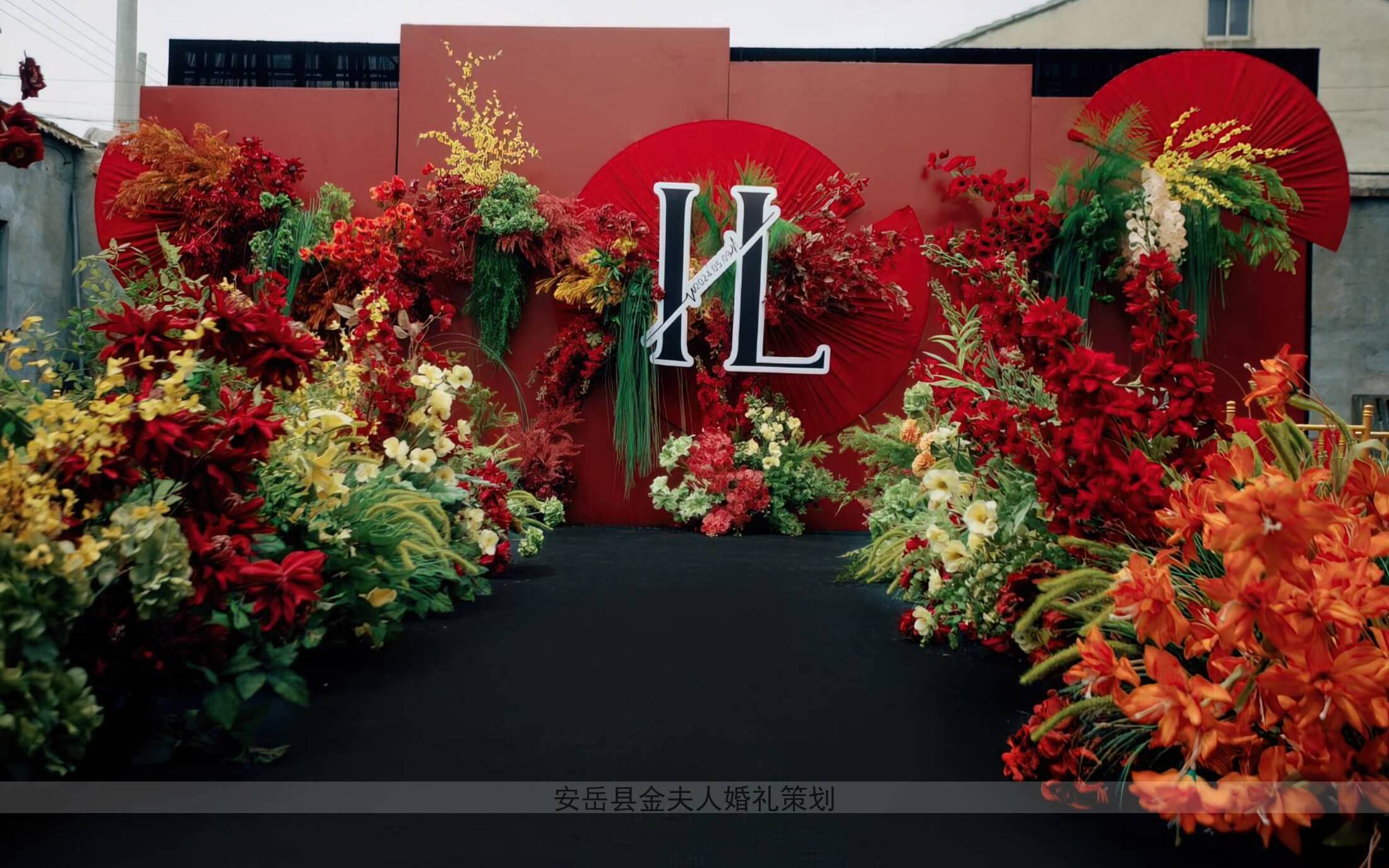 红色简约复古庭院街道婚礼