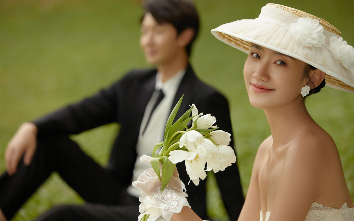 一组浪漫的法式外景婚纱照