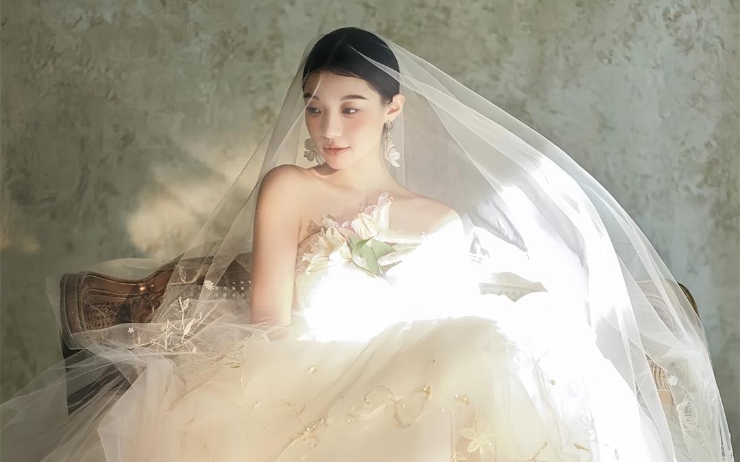 眸中柔軟，捕捉少女心事??復(fù)古光影婚紗照