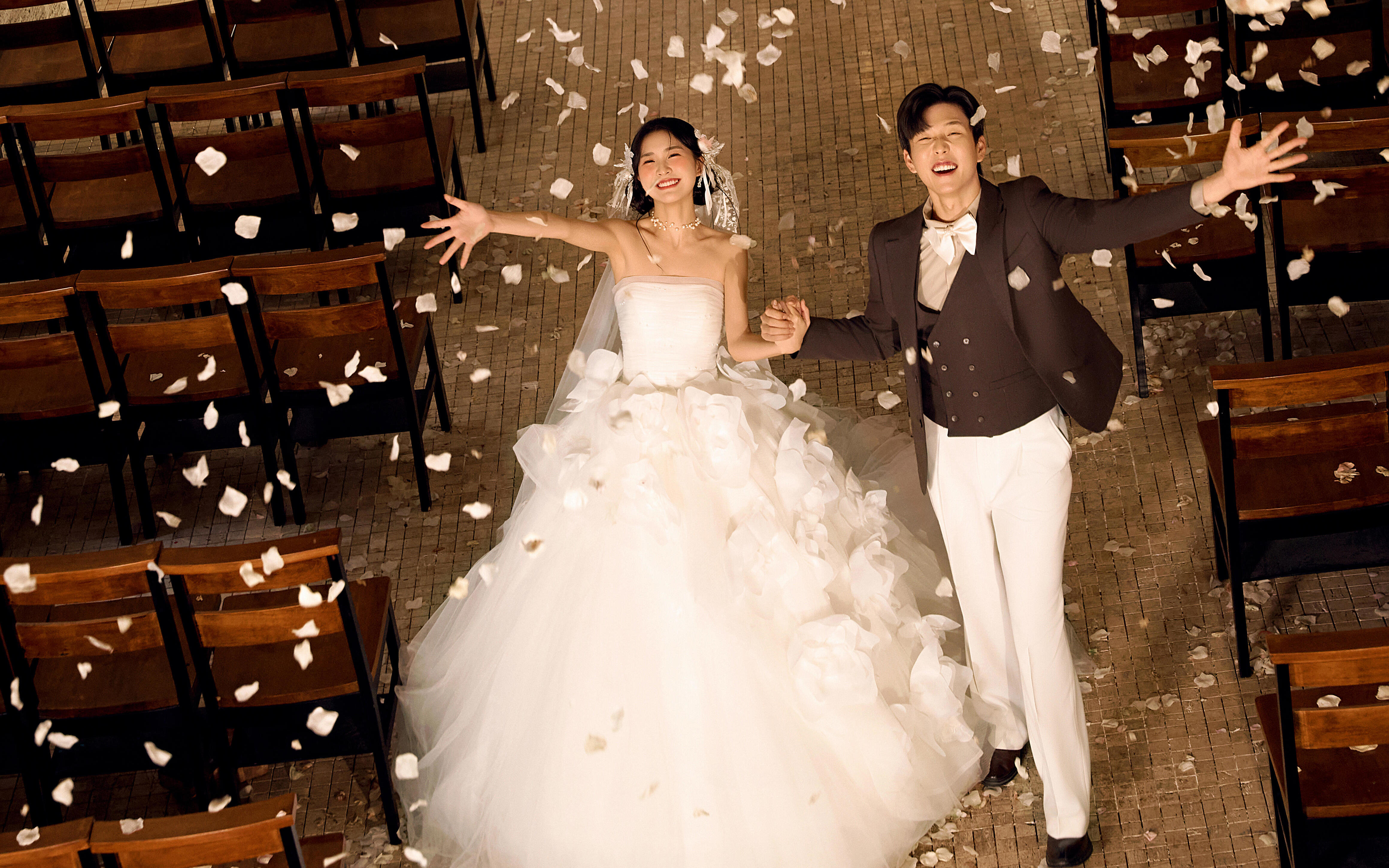 【教堂金芒，我们的笑漫在花雨里】