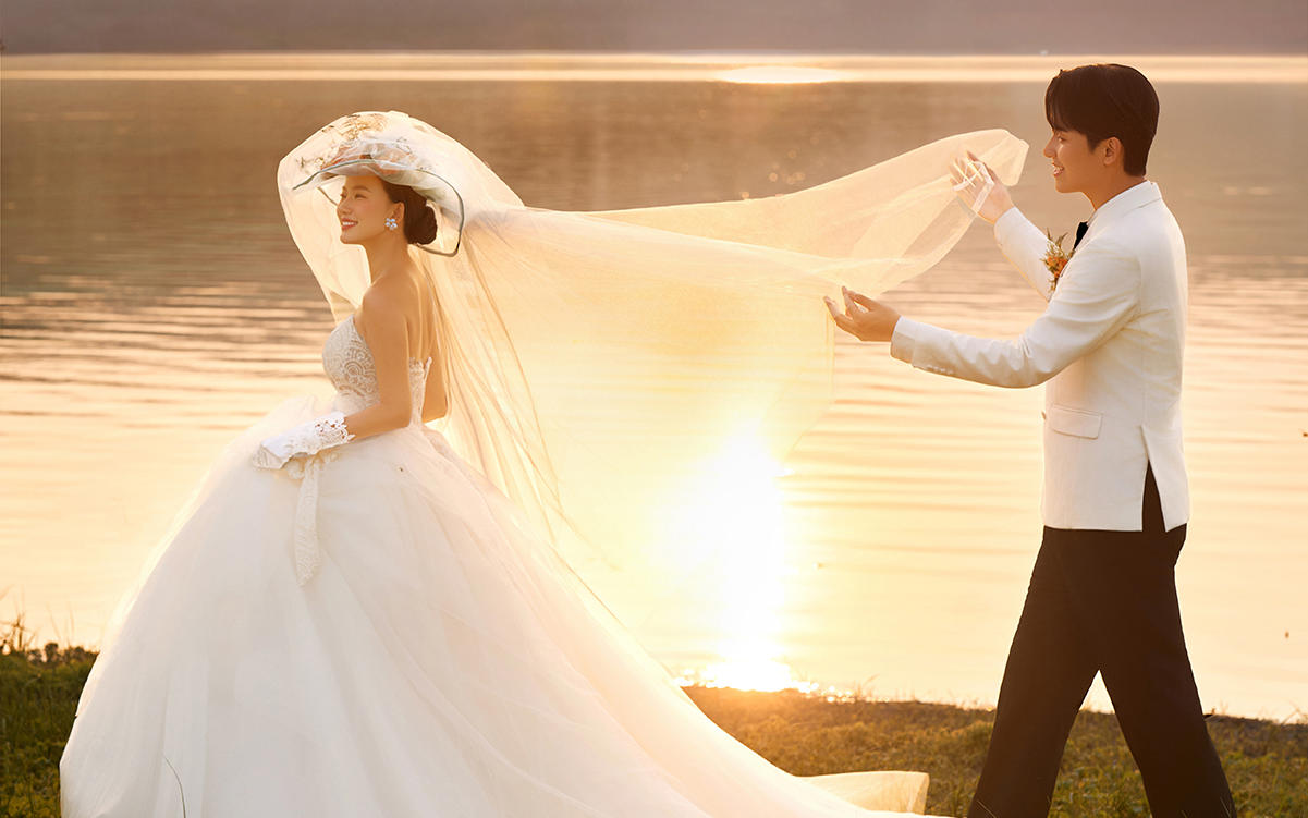 絕了！落日湖景婚紗照的浪漫直接美到封神