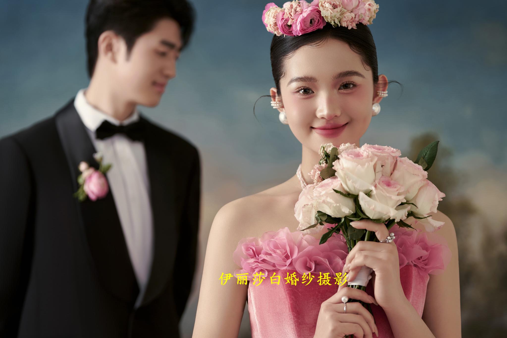 拍婚纱照3888套餐有跟妆+秀和+礼服 