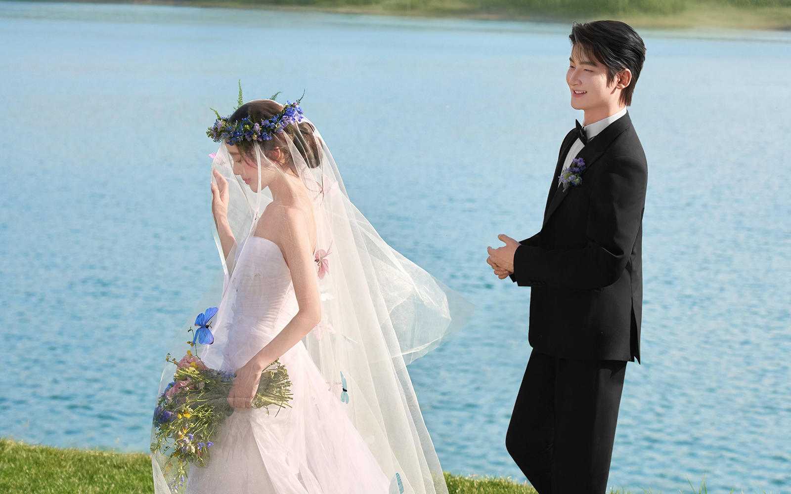 ??夏日湖邊草坪，定格獨(dú) 特浪漫婚照?