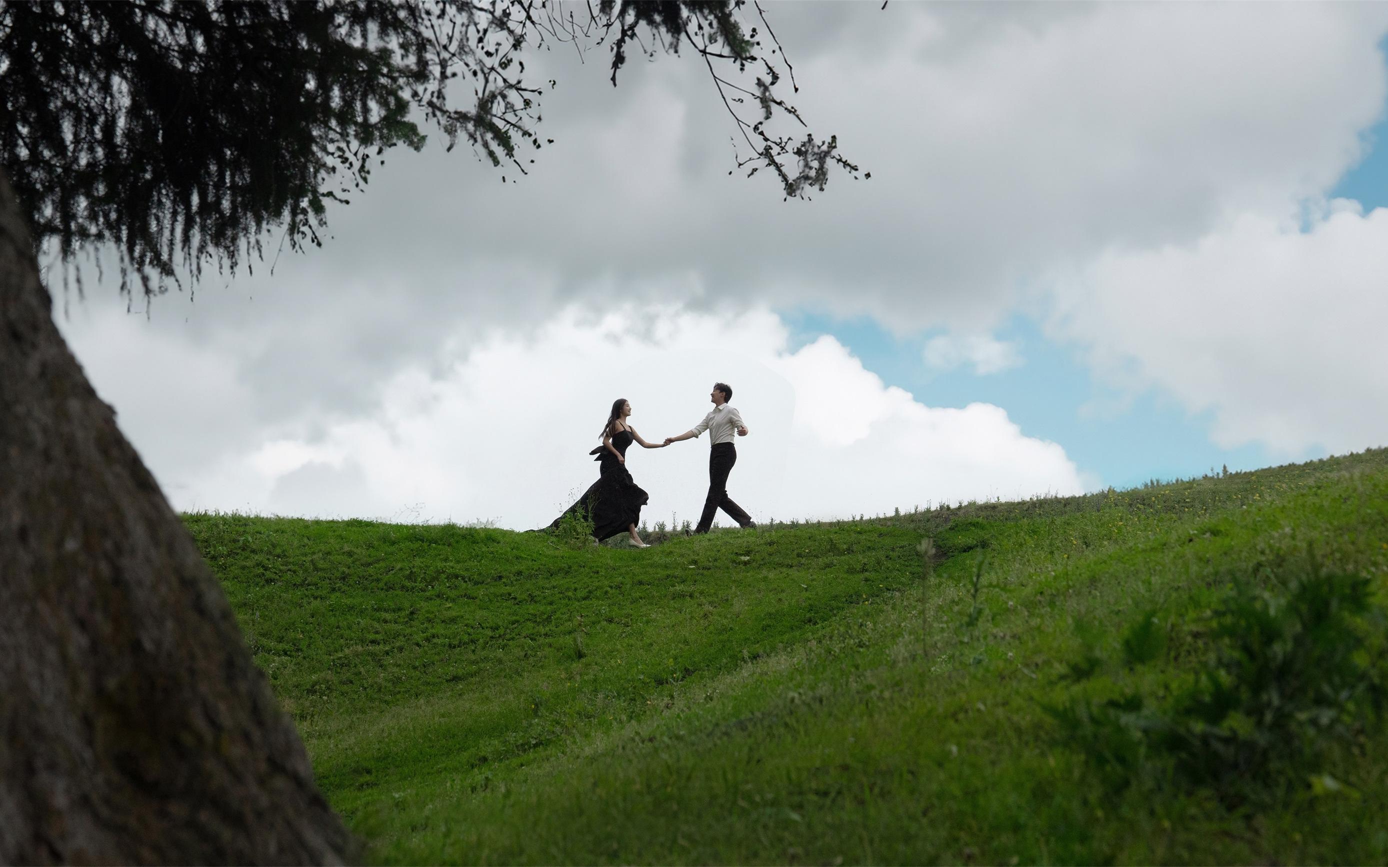 浪漫而隨性的奔跑在草原 廣袤的天地之間只有你和我