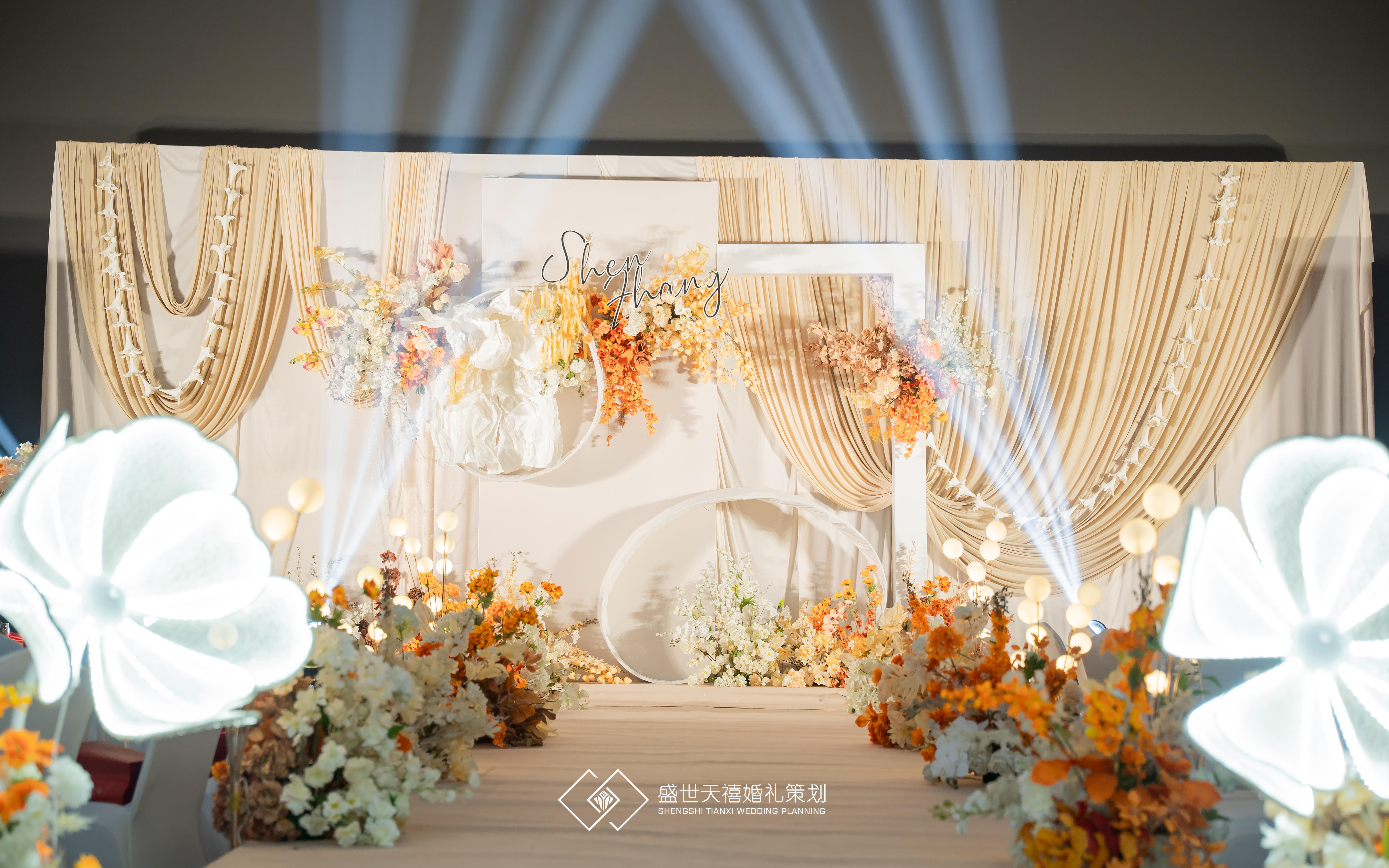 暖色調(diào)，奶茶色布幔小眾婚禮