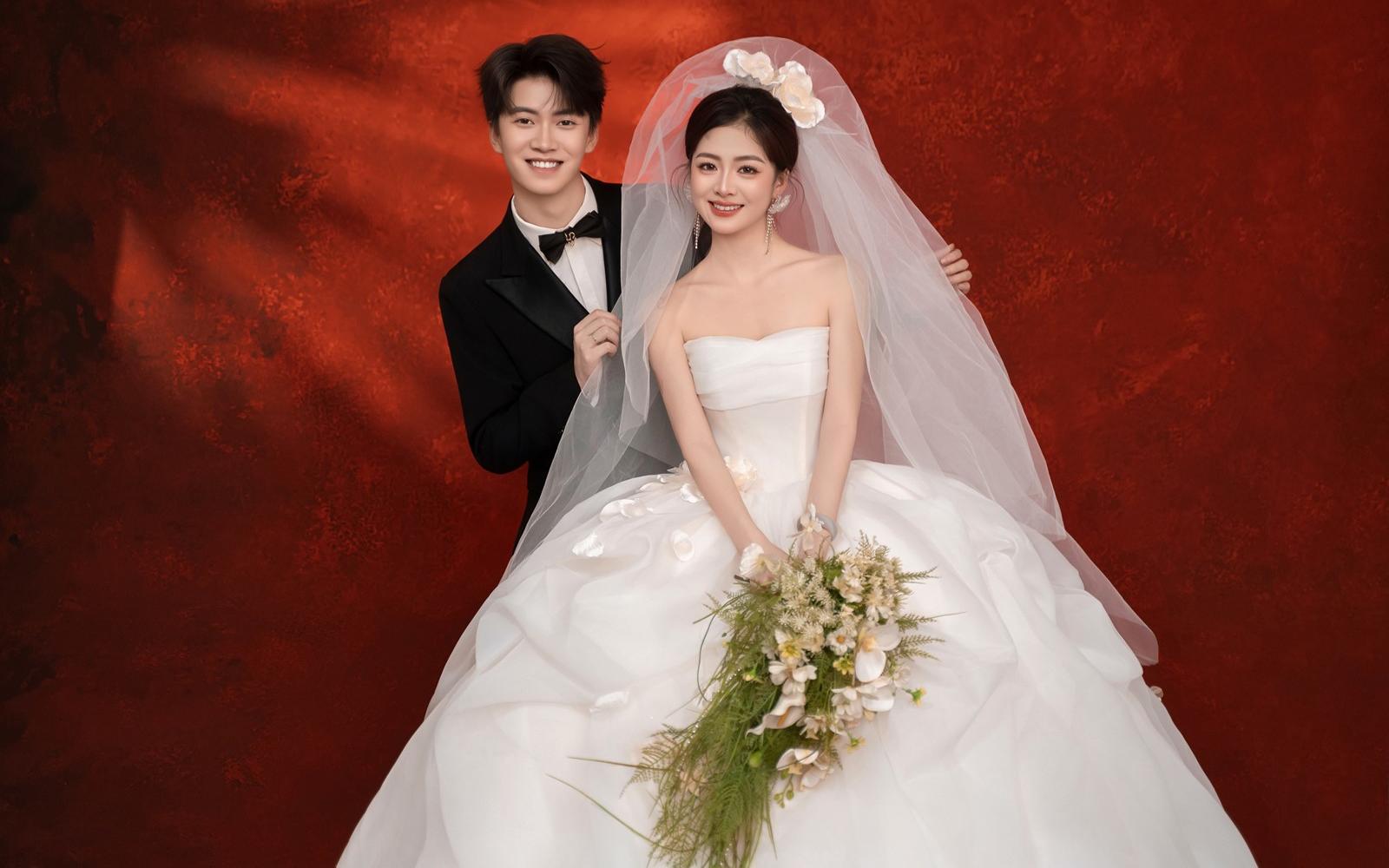 疯狂尖叫，真的巨好看❗️复古光影红底婚纱照