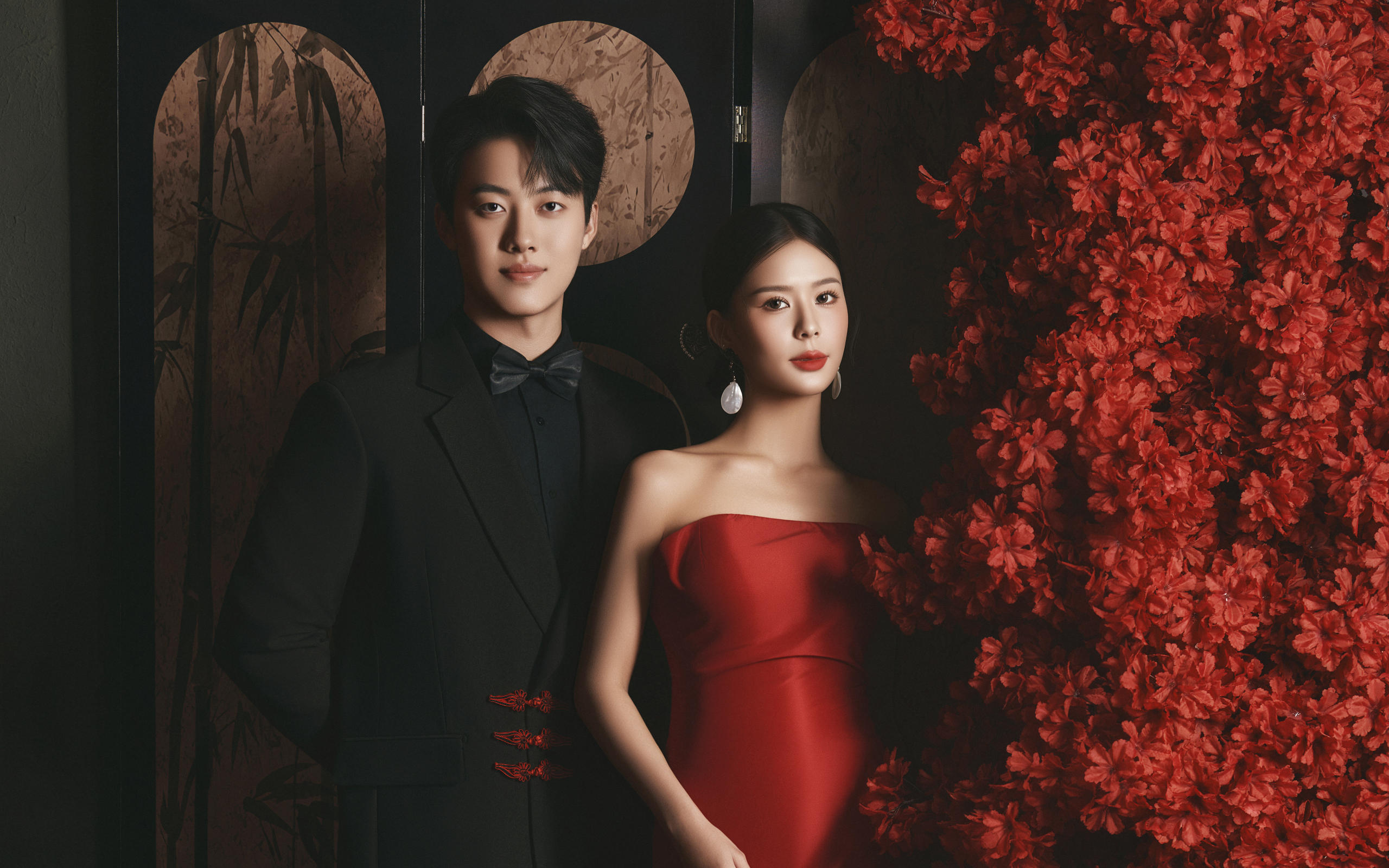 紅裙中式韻，這婚照是東方艷骨??