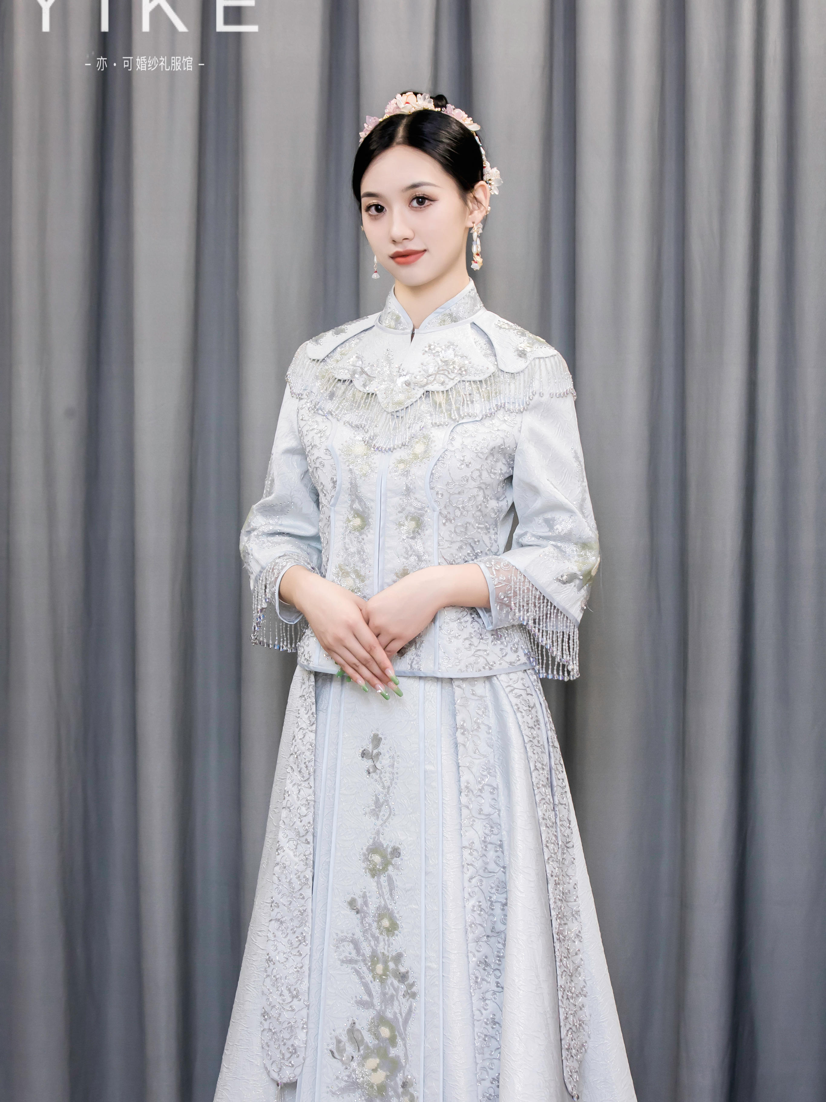 蓝色秀禾服