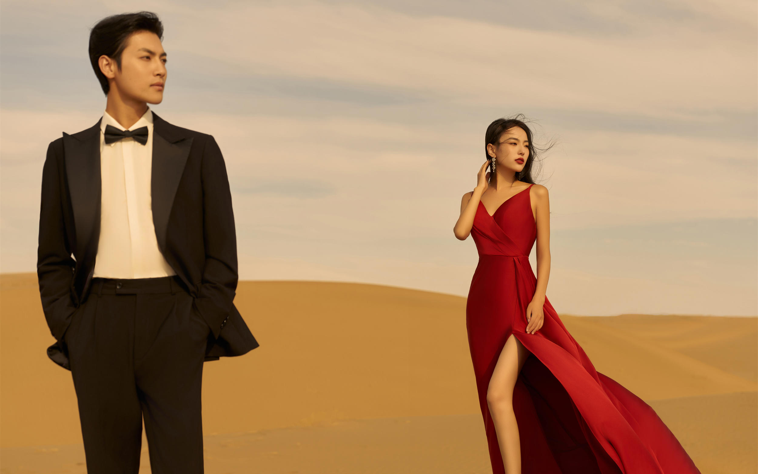 把浪漫刻在沙漠里🌪️红与黑的高级感婚纱照