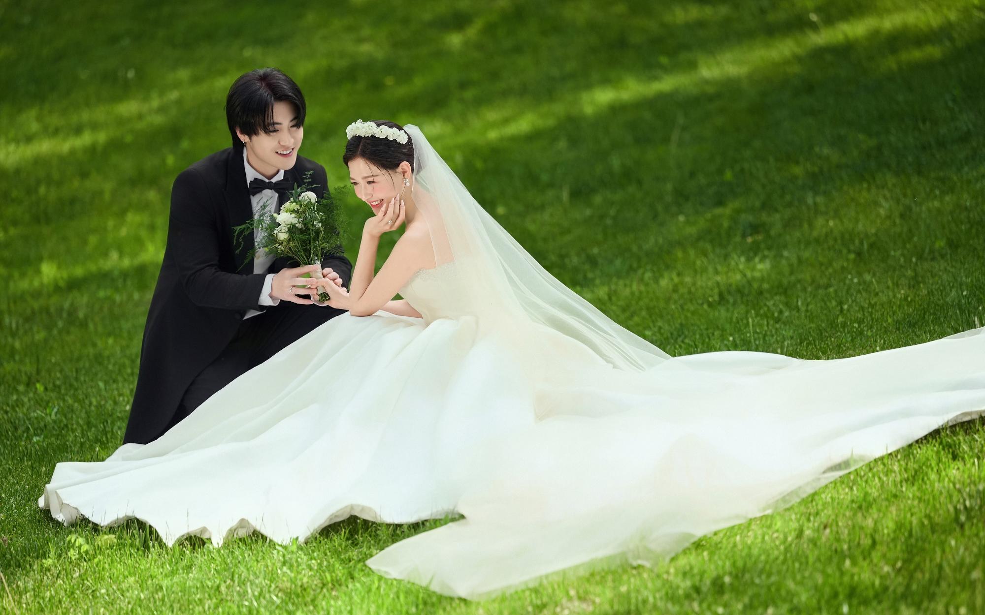 谁拍谁出片❗️春夏必拍的森系草坪婚纱照🍃🫧