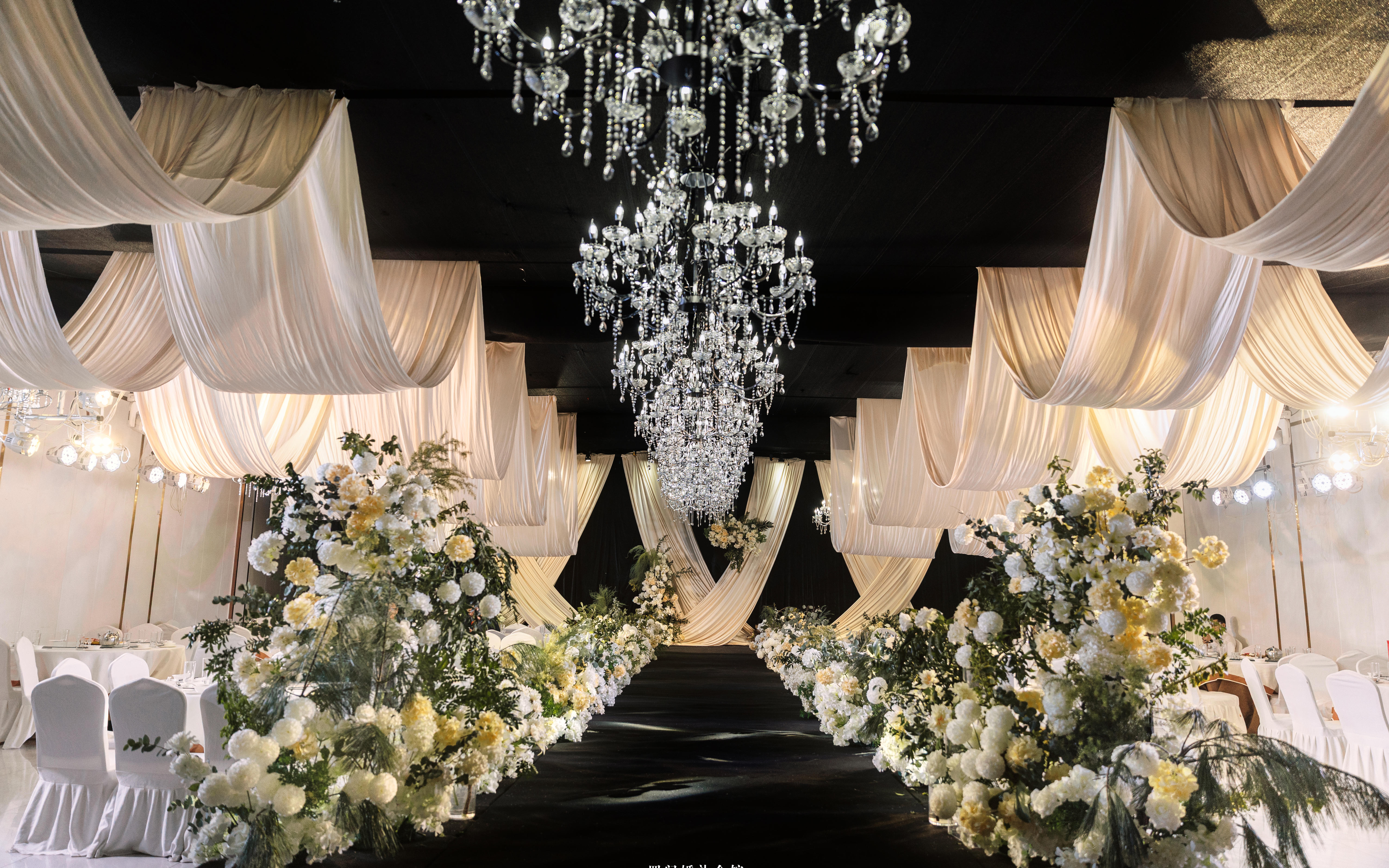 當(dāng)香檳色的幔帳輕垂 這場(chǎng)婚禮就成了永不褪色的夢(mèng)