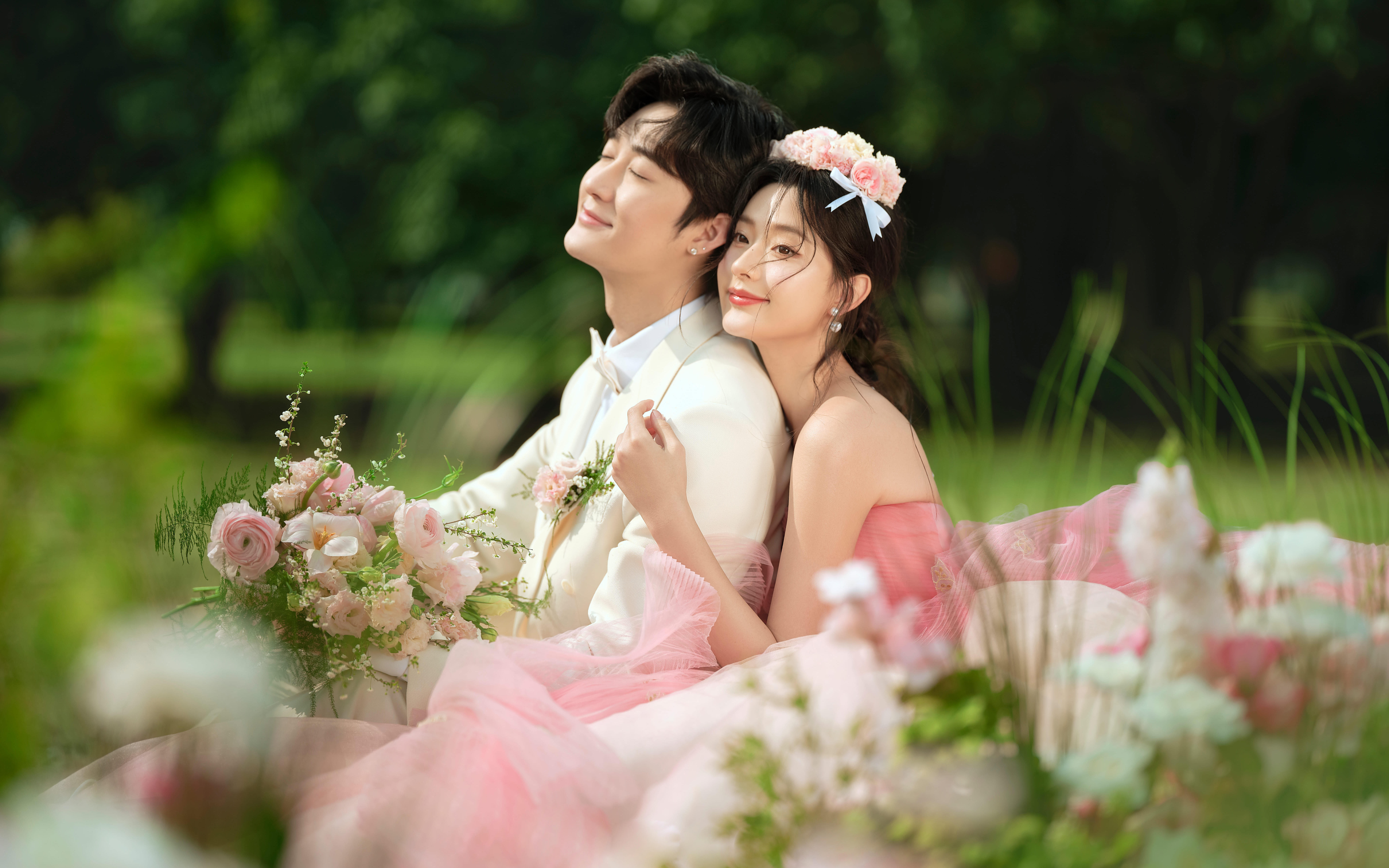 00后的松弛感‼️这样拍草坪婚纱照超出片🍃