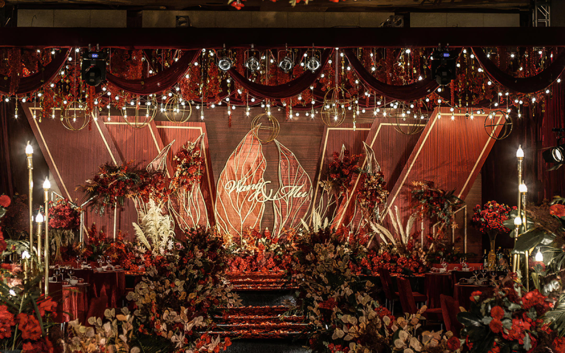 星辉洒落，蕴含神秘与高雅气息