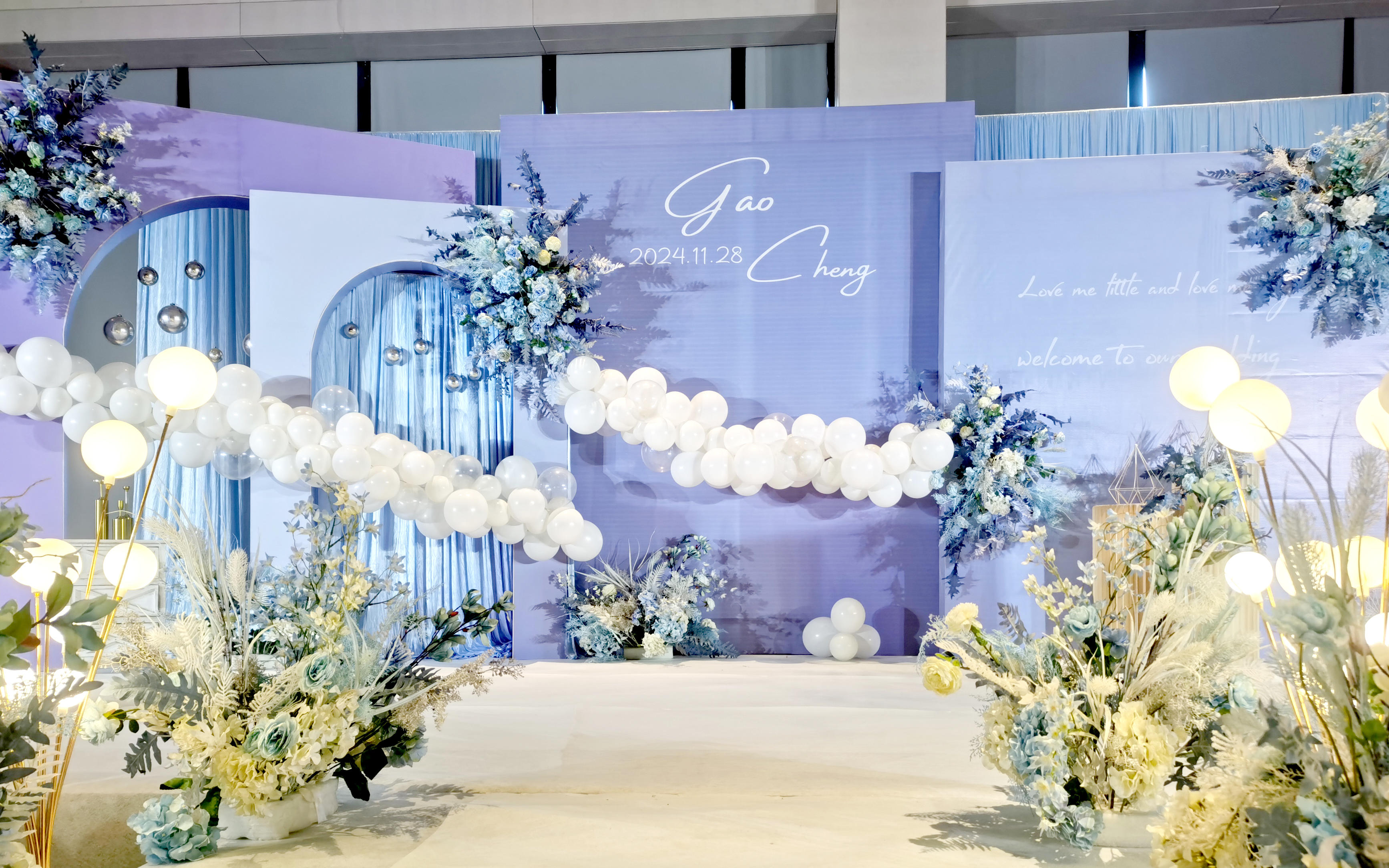 蓝调简约风婚礼布置，小预算也能温馨动人