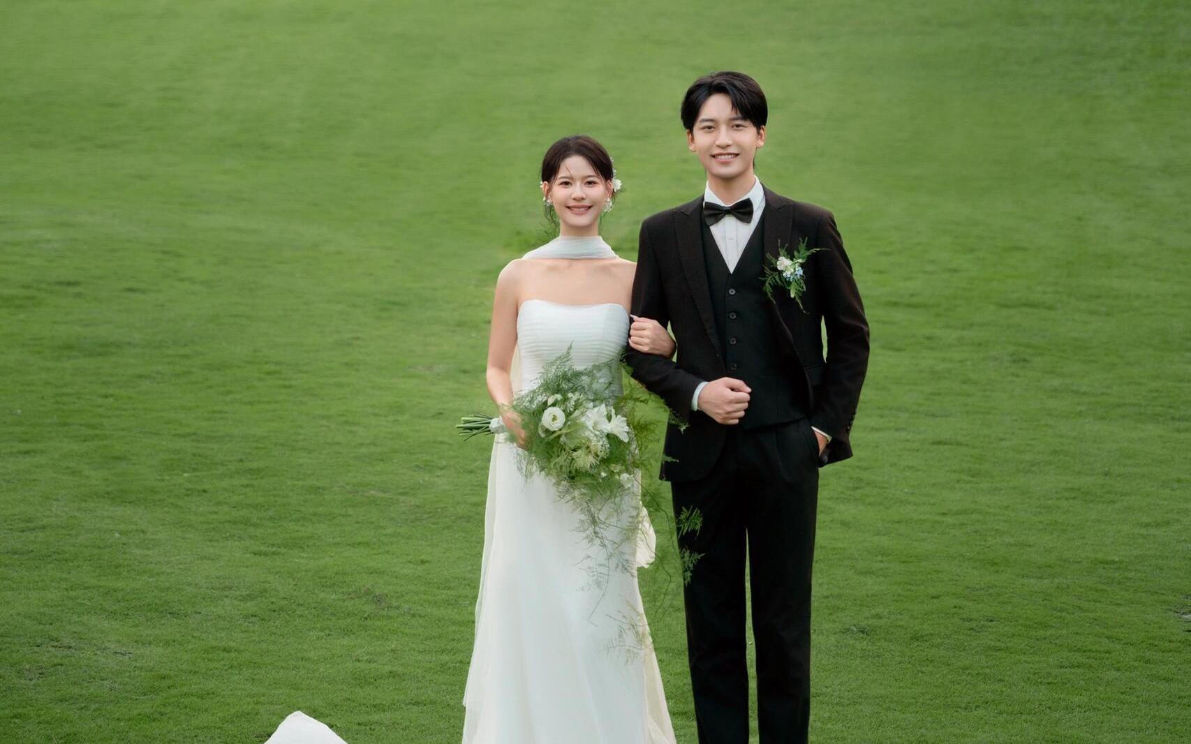森系草坪婚纱照!绿意诗篇就在脚下